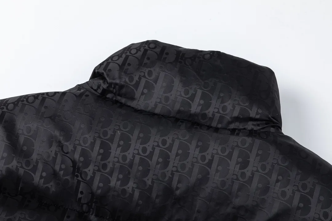 🅿️820 (with dust bag) Dior/Dior 23ss popular jacquard down jacket down jacket. It uses high-quality fabrics, always maintains a high-end and gorgeous design line, and has fine workmanship, symbolizing the highest spirit of French fashion culture. Counter version! The highest version on the market, GC quality is super good. Original hardware customization, jacquard craft fabric, goose down filling. Color: black/navy blue/grey/sky blue Size: 44/46/48/50/52/54
