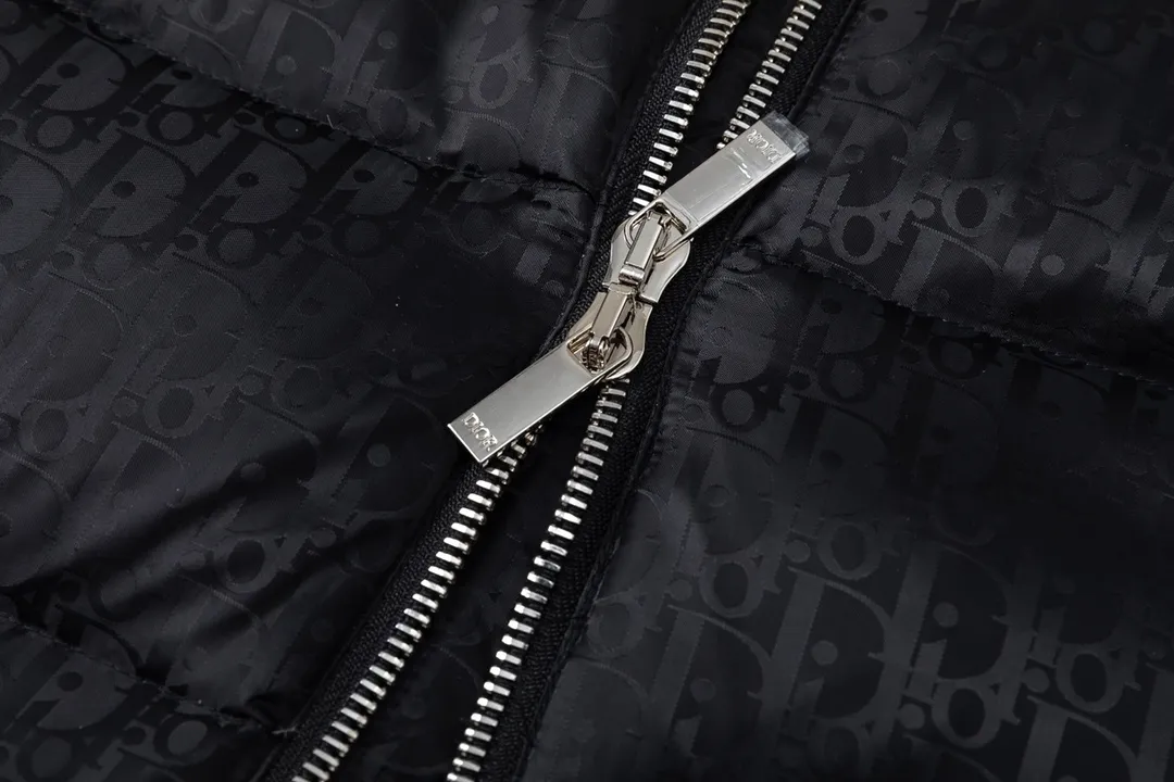 🅿️820 (with dust bag) Dior/Dior 23ss popular jacquard down jacket down jacket. It uses high-quality fabrics, always maintains a high-end and gorgeous design line, and has fine workmanship, symbolizing the highest spirit of French fashion culture. Counter version! The highest version on the market, GC quality is super good. Original hardware customization, jacquard craft fabric, goose down filling. Color: black/navy blue/grey/sky blue Size: 44/46/48/50/52/54