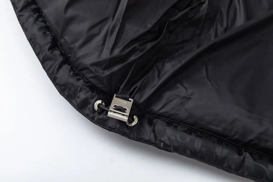 🅿️820 (with dust bag) Dior/Dior 23ss popular jacquard down jacket down jacket. It uses high-quality fabrics, always maintains a high-end and gorgeous design line, and has fine workmanship, symbolizing the highest spirit of French fashion culture. Counter version! The highest version on the market, GC quality is super good. Original hardware customization, jacquard craft fabric, goose down filling. Color: black/navy blue/grey/sky blue Size: 44/46/48/50/52/54