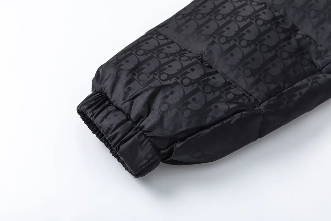 🅿️820 (with dust bag) Dior/Dior 23ss popular jacquard down jacket down jacket. It uses high-quality fabrics, always maintains a high-end and gorgeous design line, and has fine workmanship, symbolizing the highest spirit of French fashion culture. Counter version! The highest version on the market, GC quality is super good. Original hardware customization, jacquard craft fabric, goose down filling. Color: black/navy blue/grey/sky blue Size: 44/46/48/50/52/54