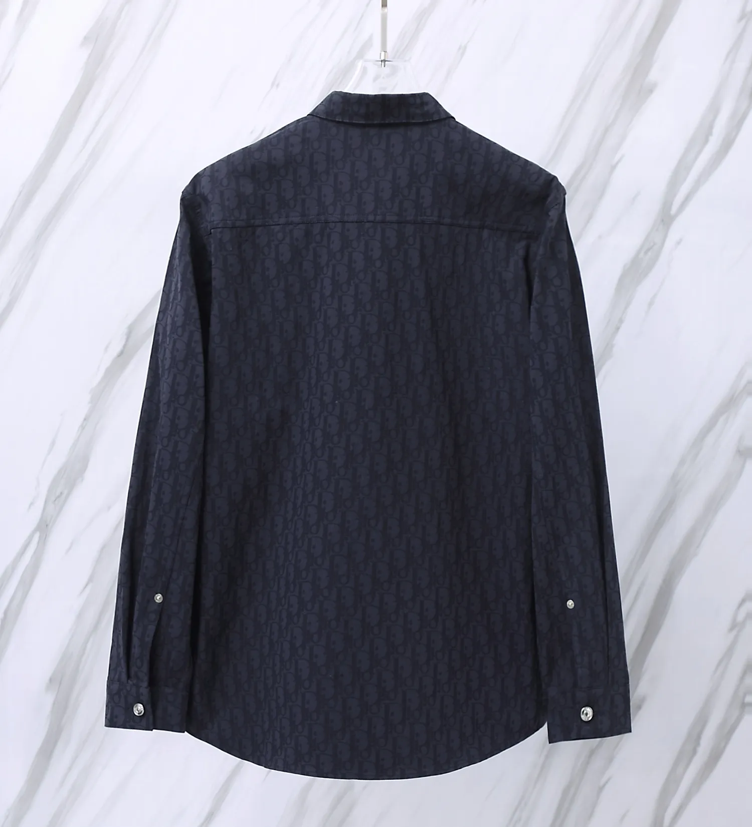 🅿️280 Item No.: D12 Dior/Dior DR letter-dyed all-over logo jacquard long-sleeved shirt. The fabric is made of high-quality custom-woven fabrics. It is independently completed in 36 processes in the own brand factory assembly line based on the original version. Exquisite workmanship, neat routing, fine stitch length, loose and versatile version, casual and fashionable. The buttons are made of exclusive molded and custom-made letter aluminum buttons, which are not easy to rust after being stored for a long time after washing. The "Dior" letters on the small buttons on the pockets are clearly visible. The letters on the fabric are printed using a discharge printing process, which is to change the color of the original yarn into dark blue. It is not the so-called printed or jacquard fabric on the market. The texture of the fabric is thick and stiff, and the fabric characteristics are not easy to wrinkle. The dyeing yarn restores the original color. The packaging uses a new packaging bag with DR letters. The packaging tags are complete. The same style for men and women. Color: dark blue Size: 38/39/40/41