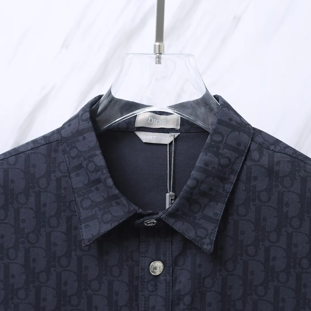 🅿️280 Item No.: D12 Dior/Dior DR letter-dyed all-over logo jacquard long-sleeved shirt. The fabric is made of high-quality custom-woven fabrics. It is independently completed in 36 processes in the own brand factory assembly line based on the original version. Exquisite workmanship, neat routing, fine stitch length, loose and versatile version, casual and fashionable. The buttons are made of exclusive molded and custom-made letter aluminum buttons, which are not easy to rust after being stored for a long time after washing. The "Dior" letters on the small buttons on the pockets are clearly visible. The letters on the fabric are printed using a discharge printing process, which is to change the color of the original yarn into dark blue. It is not the so-called printed or jacquard fabric on the market. The texture of the fabric is thick and stiff, and the fabric characteristics are not easy to wrinkle. The dyeing yarn restores the original color. The packaging uses a new packaging bag with DR letters. The packaging tags are complete. The same style for men and women. Color: dark blue Size: 38/39/40/41