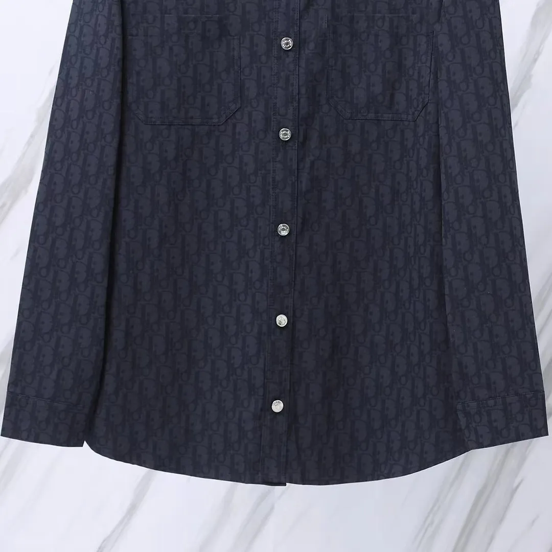 🅿️280 Item No.: D12 Dior/Dior DR letter-dyed all-over logo jacquard long-sleeved shirt. The fabric is made of high-quality custom-woven fabrics. It is independently completed in 36 processes in the own brand factory assembly line based on the original version. Exquisite workmanship, neat routing, fine stitch length, loose and versatile version, casual and fashionable. The buttons are made of exclusive molded and custom-made letter aluminum buttons, which are not easy to rust after being stored for a long time after washing. The "Dior" letters on the small buttons on the pockets are clearly visible. The letters on the fabric are printed using a discharge printing process, which is to change the color of the original yarn into dark blue. It is not the so-called printed or jacquard fabric on the market. The texture of the fabric is thick and stiff, and the fabric characteristics are not easy to wrinkle. The dyeing yarn restores the original color. The packaging uses a new packaging bag with DR letters. The packaging tags are complete. The same style for men and women. Color: dark blue Size: 38/39/40/41