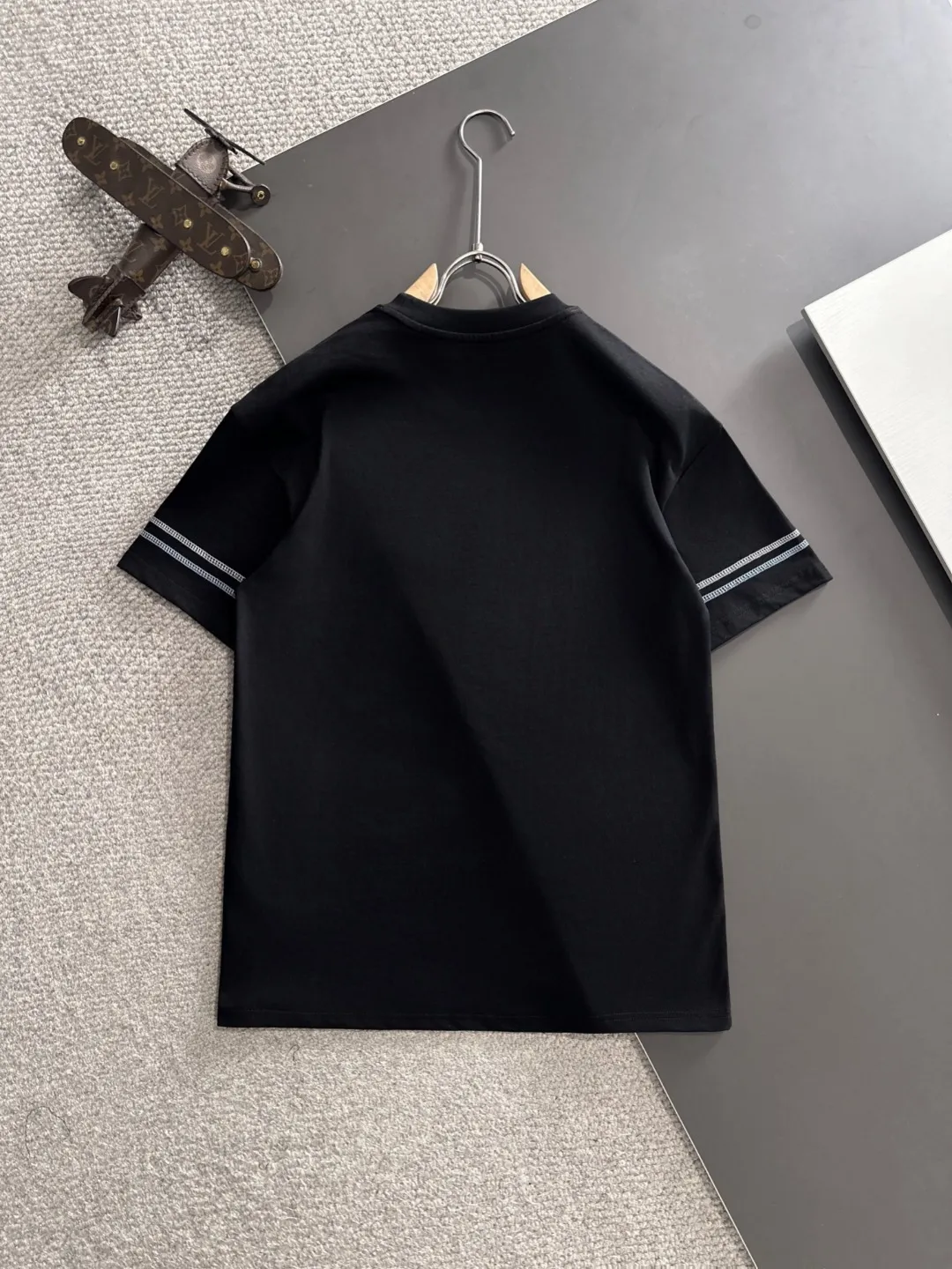 🅿️270 shipped next day Dior 2025 spring and summer new style (top quality, differentiated currency) launches short-sleeved double-yarn pure cotton fabric, early spring catwalk style, personalized and exclusive style, same style for men and women, using imported custom-dyed fabrics, back collar, chain bottom, fully shoulder-covering, no deformation or shrinkage when exposed to water, SIZE: M to 3XL