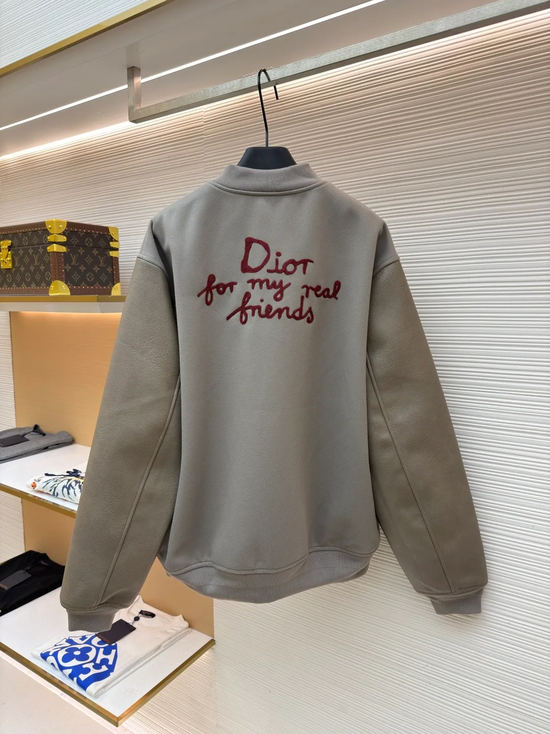 Dior towel embroidery splicing leather baseball jersey ●Original version: 36000 purchase and development ●Item number: 1682495-C10 ●Fabric: wool fabric ●Technology: embroidery production ●Version: fitted version ●Weight: about 1225 grams ●Size: 46-48-50-52 ●Description: Made of 50-count double-sided woolen composite 75D thin cloth. The leather is made of concubine pattern genuine leather combined with 75D thin cloth. The lining is made of silk A100+ jacquard craftsmanship, and is embellished with the DIOR logo throughout. The threads are custom dyed and mercerized flat machine threads. The buttons are made of electroplated metal bottom buttons with laser engraving on the surface. This baseball jacket is a modern and elegant take on a classic piece. Crafted from beige cow leather, the back panel is embellished with CDIcon embroidery from the co-branded towel embroidery collection, and the sleeves showcase contrasting materials. Wear it with pants or jeans for a comfortable and stylish look. The overall wiring is straight and delicate, the fabric is comfortable and soft, and the color is consistent without color difference. It can be matched with the same style to create a fashionable look and control various occasions. Customized accessories, complete with three standards, same style for men and women!