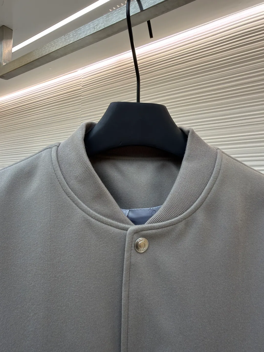 Dior towel embroidery splicing leather baseball jersey ●Original version: 36000 purchase and development ●Item number: 1682495-C10 ●Fabric: wool fabric ●Technology: embroidery production ●Version: fitted version ●Weight: about 1225 grams ●Size: 46-48-50-52 ●Description: Made of 50-count double-sided woolen composite 75D thin cloth. The leather is made of concubine pattern genuine leather combined with 75D thin cloth. The lining is made of silk A100+ jacquard craftsmanship, and is embellished with the DIOR logo throughout. The threads are custom dyed and mercerized flat machine threads. The buttons are made of electroplated metal bottom buttons with laser engraving on the surface. This baseball jacket is a modern and elegant take on a classic piece. Crafted from beige cow leather, the back panel is embellished with CDIcon embroidery from the co-branded towel embroidery collection, and the sleeves showcase contrasting materials. Wear it with pants or jeans for a comfortable and stylish look. The overall wiring is straight and delicate, the fabric is comfortable and soft, and the color is consistent without color difference. It can be matched with the same style to create a fashionable look and control various occasions. Customized accessories, complete with three standards, same style for men and women!