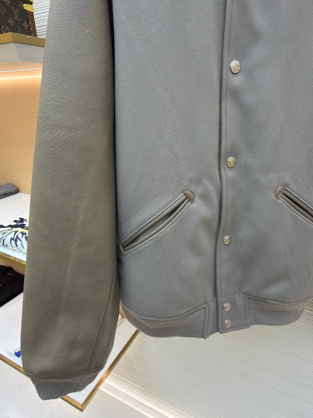 Dior towel embroidery splicing leather baseball jersey ●Original version: 36000 purchase and development ●Item number: 1682495-C10 ●Fabric: wool fabric ●Technology: embroidery production ●Version: fitted version ●Weight: about 1225 grams ●Size: 46-48-50-52 ●Description: Made of 50-count double-sided woolen composite 75D thin cloth. The leather is made of concubine pattern genuine leather combined with 75D thin cloth. The lining is made of silk A100+ jacquard craftsmanship, and is embellished with the DIOR logo throughout. The threads are custom dyed and mercerized flat machine threads. The buttons are made of electroplated metal bottom buttons with laser engraving on the surface. This baseball jacket is a modern and elegant take on a classic piece. Crafted from beige cow leather, the back panel is embellished with CDIcon embroidery from the co-branded towel embroidery collection, and the sleeves showcase contrasting materials. Wear it with pants or jeans for a comfortable and stylish look. The overall wiring is straight and delicate, the fabric is comfortable and soft, and the color is consistent without color difference. It can be matched with the same style to create a fashionable look and control various occasions. Customized accessories, complete with three standards, same style for men and women!