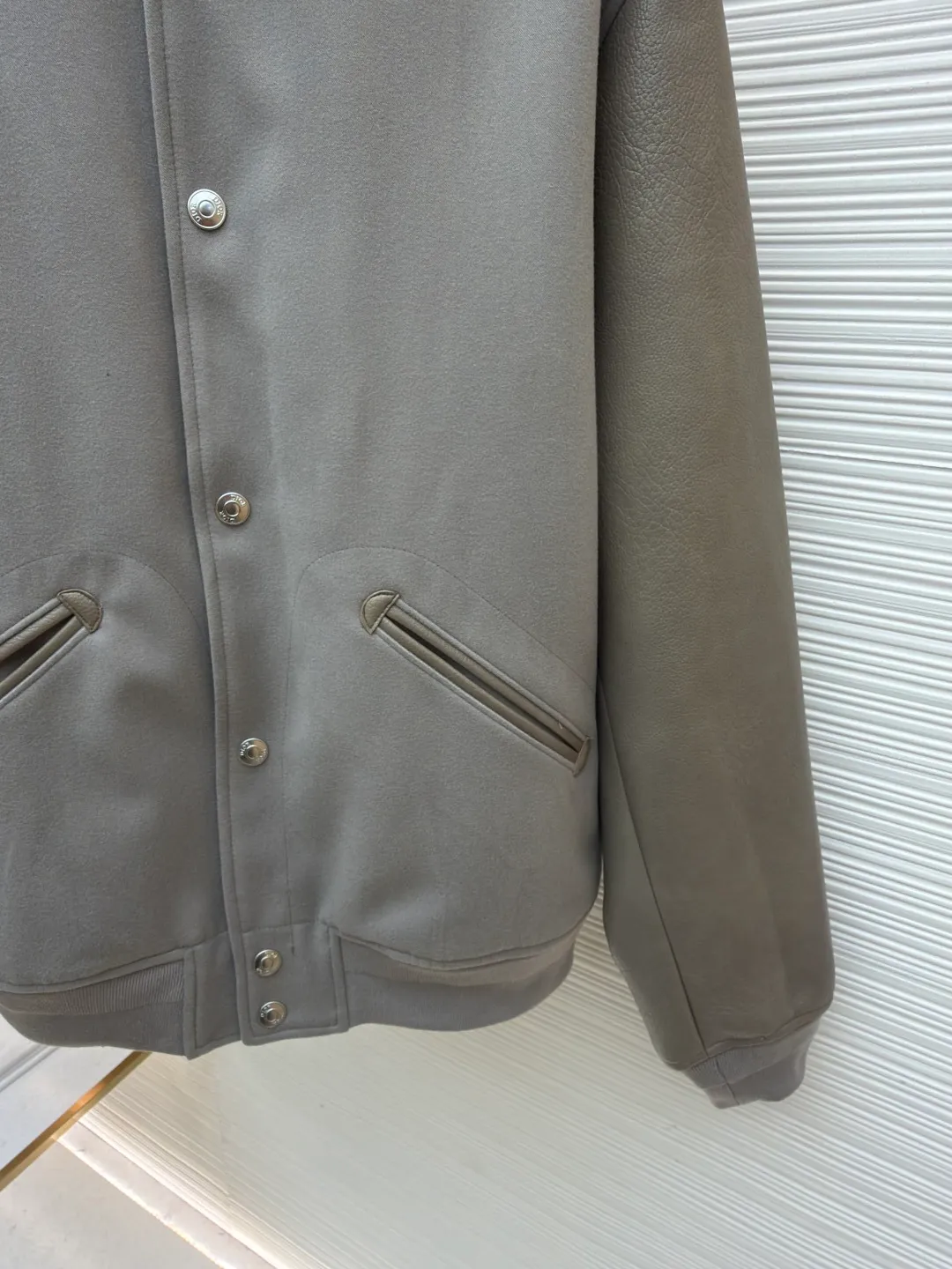 Dior towel embroidery splicing leather baseball jersey ●Original version: 36000 purchase and development ●Item number: 1682495-C10 ●Fabric: wool fabric ●Technology: embroidery production ●Version: fitted version ●Weight: about 1225 grams ●Size: 46-48-50-52 ●Description: Made of 50-count double-sided woolen composite 75D thin cloth. The leather is made of concubine pattern genuine leather combined with 75D thin cloth. The lining is made of silk A100+ jacquard craftsmanship, and is embellished with the DIOR logo throughout. The threads are custom dyed and mercerized flat machine threads. The buttons are made of electroplated metal bottom buttons with laser engraving on the surface. This baseball jacket is a modern and elegant take on a classic piece. Crafted from beige cow leather, the back panel is embellished with CDIcon embroidery from the co-branded towel embroidery collection, and the sleeves showcase contrasting materials. Wear it with pants or jeans for a comfortable and stylish look. The overall wiring is straight and delicate, the fabric is comfortable and soft, and the color is consistent without color difference. It can be matched with the same style to create a fashionable look and control various occasions. Customized accessories, complete with three standards, same style for men and women!