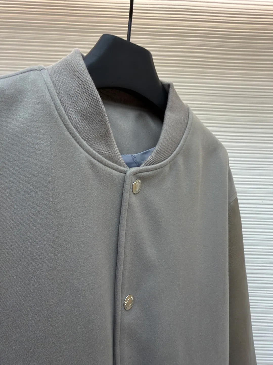 Dior towel embroidery splicing leather baseball jersey ●Original version: 36000 purchase and development ●Item number: 1682495-C10 ●Fabric: wool fabric ●Technology: embroidery production ●Version: fitted version ●Weight: about 1225 grams ●Size: 46-48-50-52 ●Description: Made of 50-count double-sided woolen composite 75D thin cloth. The leather is made of concubine pattern genuine leather combined with 75D thin cloth. The lining is made of silk A100+ jacquard craftsmanship, and is embellished with the DIOR logo throughout. The threads are custom dyed and mercerized flat machine threads. The buttons are made of electroplated metal bottom buttons with laser engraving on the surface. This baseball jacket is a modern and elegant take on a classic piece. Crafted from beige cow leather, the back panel is embellished with CDIcon embroidery from the co-branded towel embroidery collection, and the sleeves showcase contrasting materials. Wear it with pants or jeans for a comfortable and stylish look. The overall wiring is straight and delicate, the fabric is comfortable and soft, and the color is consistent without color difference. It can be matched with the same style to create a fashionable look and control various occasions. Customized accessories, complete with three standards, same style for men and women!