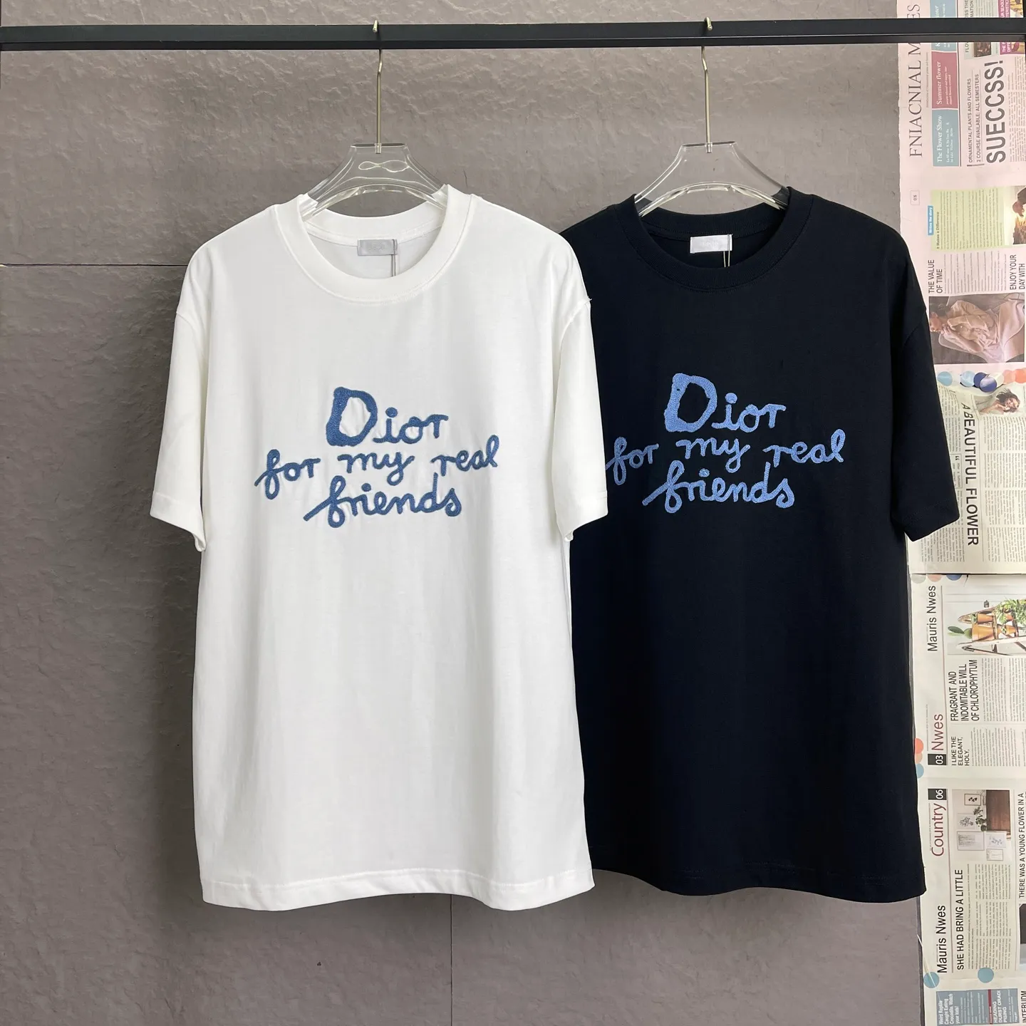 🅿️180 /A56 DIOR Dior fabric upgrade 300 high weight 2025ss embroidered ribbed letter round neck short sleeves Unisex T-shirt loose version, this T-shirt shows di0r from the di0r joint series for my real friends Logo, classic silhouette with ribbed crew neck, embroidery on the chest, burnt flower effect on the collar, sleeves and hem to enhance style, casual cut, can be paired with bottoms of the same season to create a fashionable look. Color: Black White Size: S-XL
