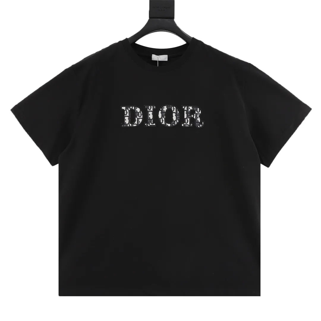 🅿️210 DIOR/Dior presbyopic letter embroidered short-sleeved T-shirt. The simple yet refined OS short T.Oblique splicing design creates a modern trendy look. Knitted cotton fabric is made with advanced knitting micro-density equipment to ensure that the product’s cutting shape and features are both trendy and fashionable. The spliced design of thick cotton Oblique chest embroidered letter logo printed ribbon has a unique retro soft feel, full of street style and more retro flavor, reflecting the perfect design brought by brand fashion. Same style for men and women. size：S-L