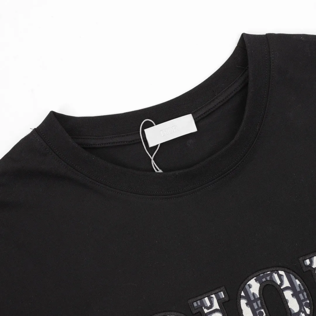🅿️210 DIOR/Dior presbyopic letter embroidered short-sleeved T-shirt. The simple yet refined OS short T.Oblique splicing design creates a modern trendy look. Knitted cotton fabric is made with advanced knitting micro-density equipment to ensure that the product’s cutting shape and features are both trendy and fashionable. The spliced design of thick cotton Oblique chest embroidered letter logo printed ribbon has a unique retro soft feel, full of street style and more retro flavor, reflecting the perfect design brought by brand fashion. Same style for men and women. size：S-L