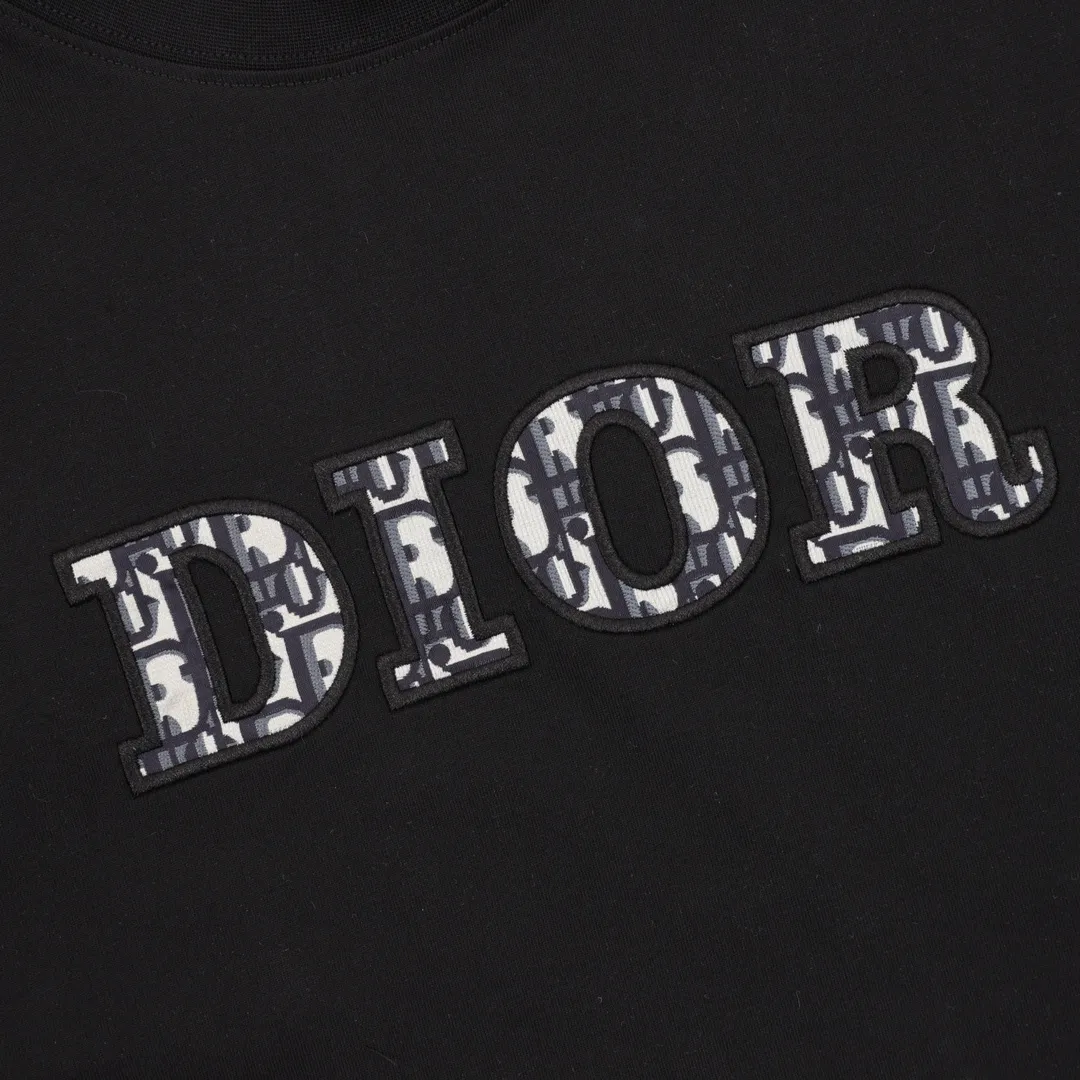 🅿️210 DIOR/Dior presbyopic letter embroidered short-sleeved T-shirt. The simple yet refined OS short T.Oblique splicing design creates a modern trendy look. Knitted cotton fabric is made with advanced knitting micro-density equipment to ensure that the product’s cutting shape and features are both trendy and fashionable. The spliced design of thick cotton Oblique chest embroidered letter logo printed ribbon has a unique retro soft feel, full of street style and more retro flavor, reflecting the perfect design brought by brand fashion. Same style for men and women. size：S-L