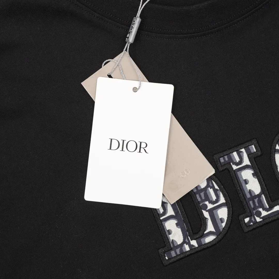 🅿️210 DIOR/Dior presbyopic letter embroidered short-sleeved T-shirt. The simple yet refined OS short T.Oblique splicing design creates a modern trendy look. Knitted cotton fabric is made with advanced knitting micro-density equipment to ensure that the product’s cutting shape and features are both trendy and fashionable. The spliced design of thick cotton Oblique chest embroidered letter logo printed ribbon has a unique retro soft feel, full of street style and more retro flavor, reflecting the perfect design brought by brand fashion. Same style for men and women. size：S-L