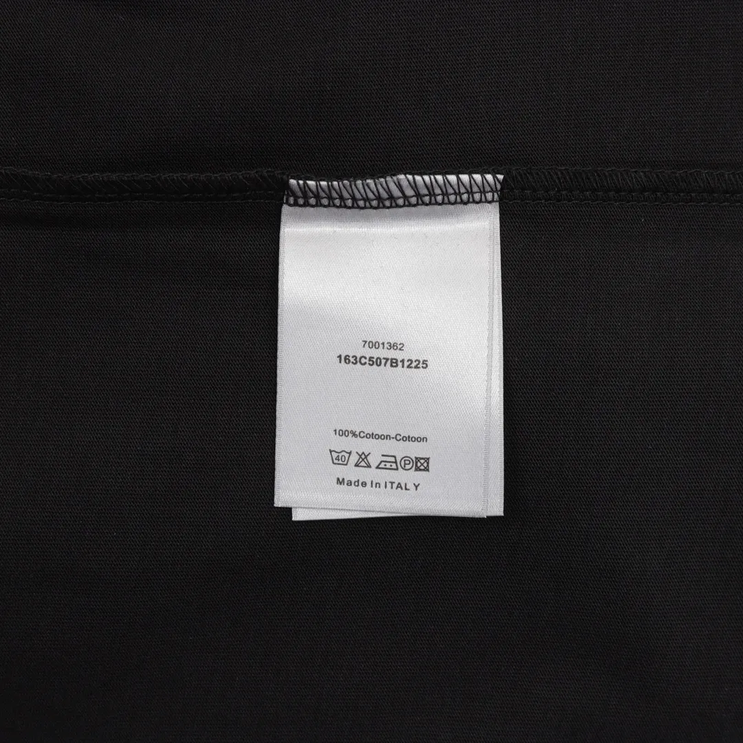 🅿️210 DIOR/Dior presbyopic letter embroidered short-sleeved T-shirt. The simple yet refined OS short T.Oblique splicing design creates a modern trendy look. Knitted cotton fabric is made with advanced knitting micro-density equipment to ensure that the product’s cutting shape and features are both trendy and fashionable. The spliced design of thick cotton Oblique chest embroidered letter logo printed ribbon has a unique retro soft feel, full of street style and more retro flavor, reflecting the perfect design brought by brand fashion. Same style for men and women. size：S-L