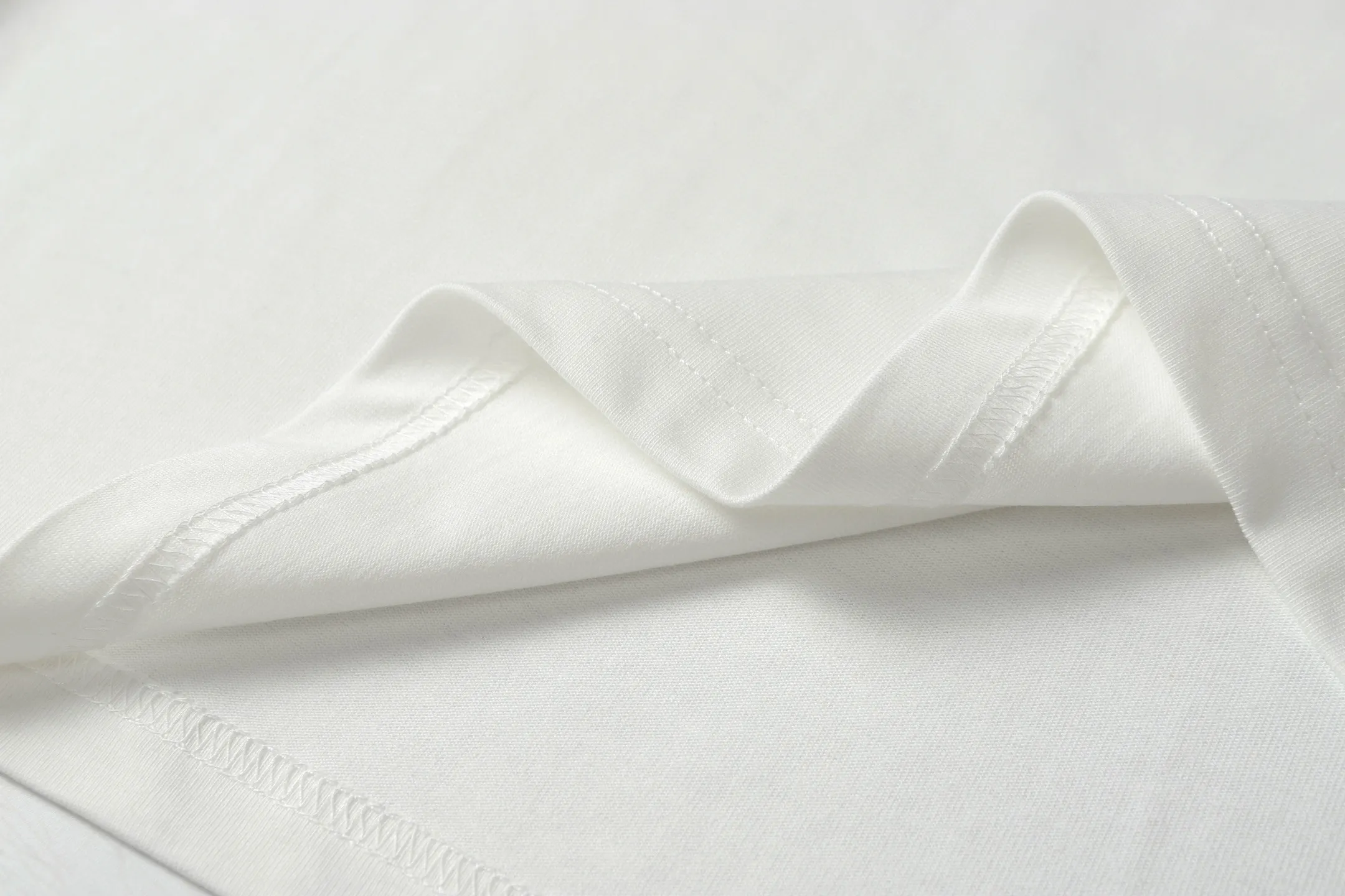 🅿️170 Dior/Dior 25ss new letter logo round neck short sleeves *Customized 280g cotton fabric, soft, skin-friendly and comfortable *Embroidered letter logo on the front *A very simple and elegant one that is unparalleled in terms of upper body comfort, interpreting your luxury and taste, and creating your fashionable style and charm. ! Washing method: It is recommended to dry clean or wrap the reverse side of the laundry bag in cold water and quickly machine wash it naturally to dry! Same style for men and women COLOUR: white/black SIZE: s m l xl