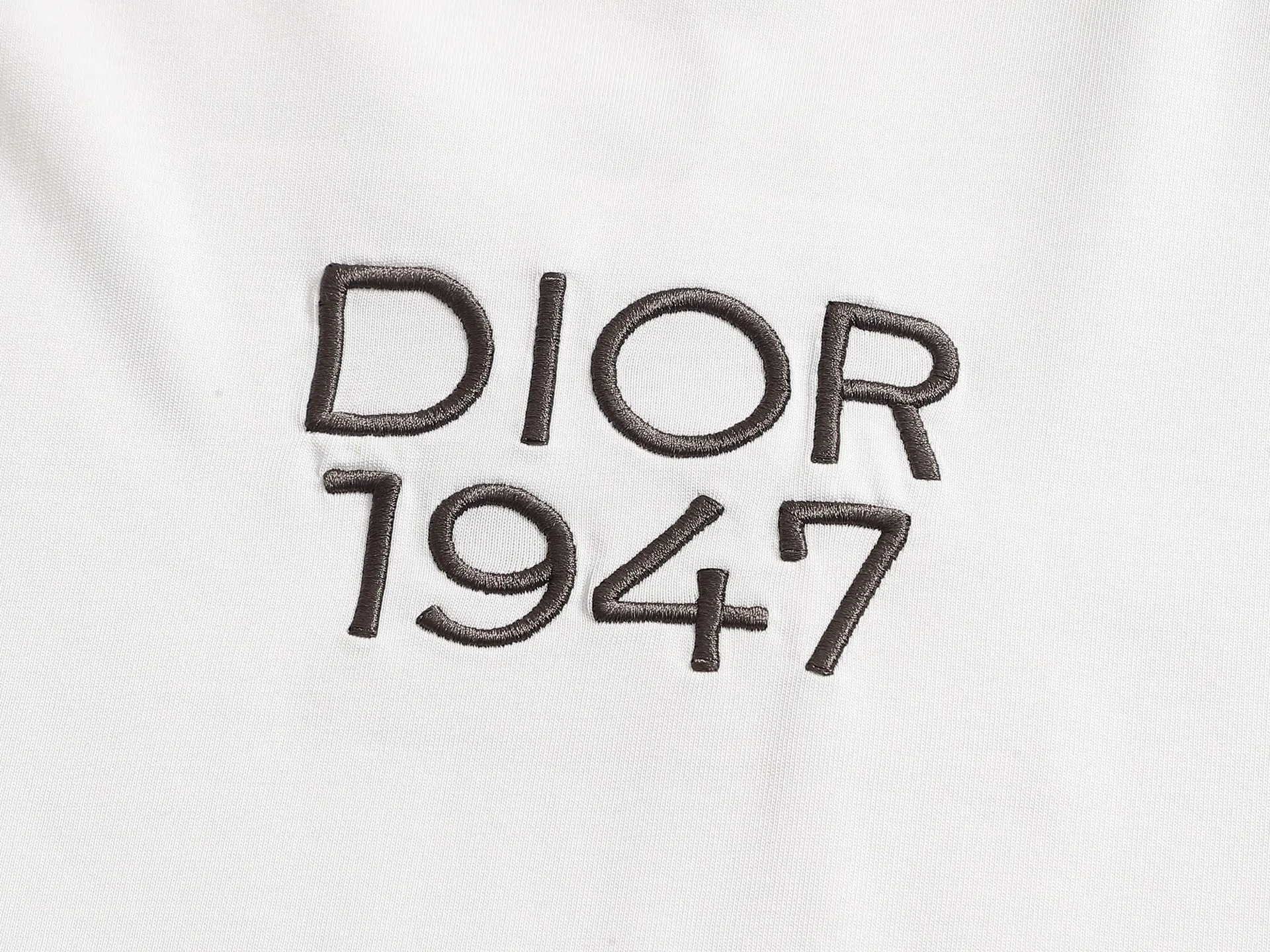 🅿️170 Dior CD micro wide version XS-L CD counter hot sale 25ss chest embroidered letters 1947🪡logo pattern As the leader in the luxury world, the D family is well-deserved. The first thing that catches the eye is the loose and comfortable black and white solid color version of the piece we are going to talk about today. The ribbed round collar has become the best modification of its version, and the D family has the upper body LOGO listed on the front, and the unique embroidery design of the letter logo patch highlights the texture! The most traditional modification method combined with the simplest color scale contrast forms the strongest and direct contrast, and this is often the most concise and clear minimalist modification method~~A nostalgic classic atmosphere also spreads in this work inadvertently! ! Featuring a distinctive 47 logo patch embroidery on the front, a unique tribute to Dior's historic year! Coupled with the blessing of 320 grams of cotton material, both the upper body comfort and the existence are unparalleled. It can be said to be a must-have companion in summer. The excellent breathability and comfortable wearing feeling are unparalleled~ Recommended! ! Color: white and black Size: XS-L Size chart:
