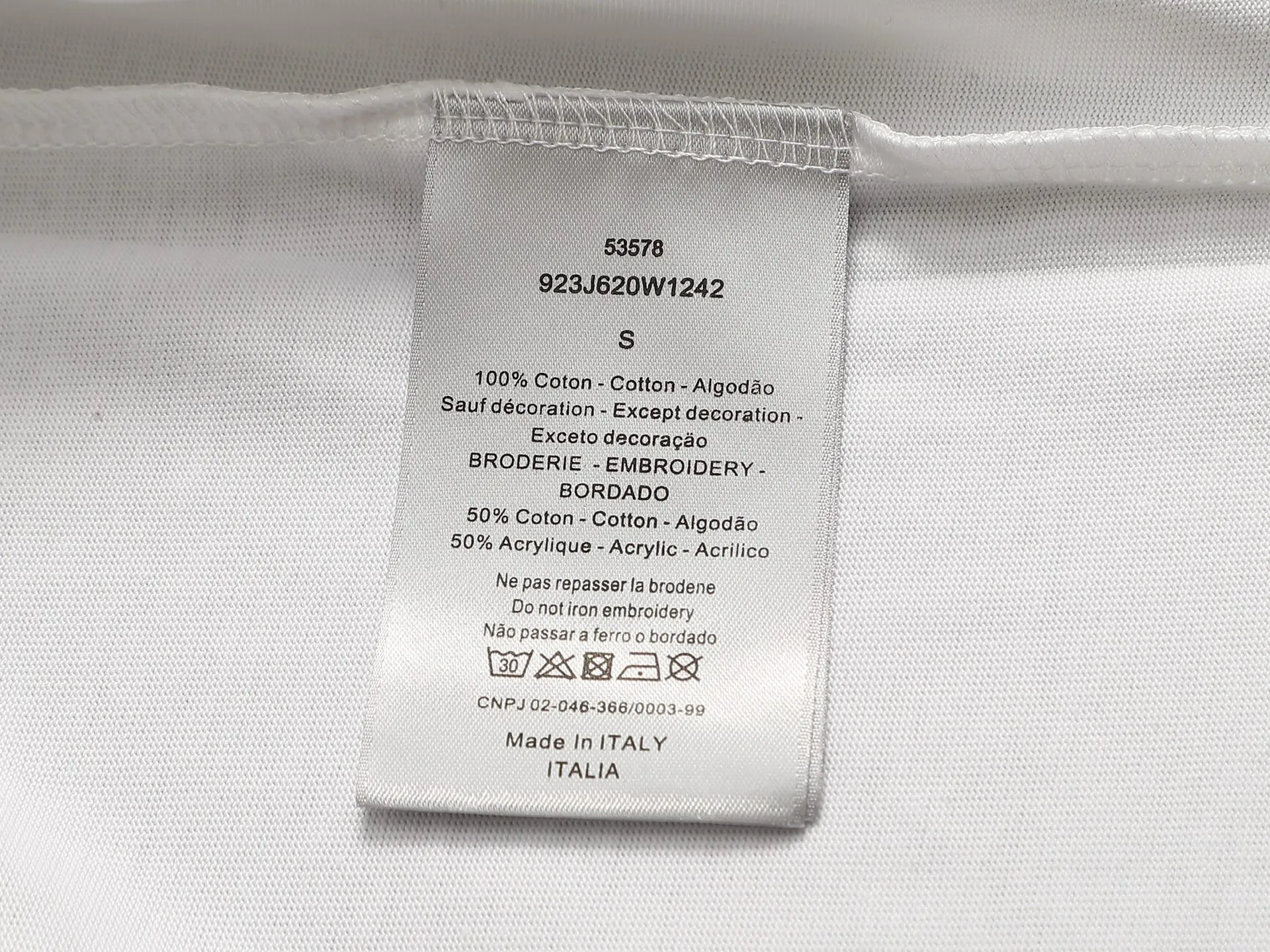 🅿️170 Dior CD micro wide version XS-L CD counter hot sale 25ss chest embroidered letters 1947🪡logo pattern As the leader in the luxury world, the D family is well-deserved. The first thing that catches the eye is the loose and comfortable black and white solid color version of the piece we are going to talk about today. The ribbed round collar has become the best modification of its version, and the D family has the upper body LOGO listed on the front, and the unique embroidery design of the letter logo patch highlights the texture! The most traditional modification method combined with the simplest color scale contrast forms the strongest and direct contrast, and this is often the most concise and clear minimalist modification method~~A nostalgic classic atmosphere also spreads in this work inadvertently! ! Featuring a distinctive 47 logo patch embroidery on the front, a unique tribute to Dior's historic year! Coupled with the blessing of 320 grams of cotton material, both the upper body comfort and the existence are unparalleled. It can be said to be a must-have companion in summer. The excellent breathability and comfortable wearing feeling are unparalleled~ Recommended! ! Color: white and black Size: XS-L Size chart: