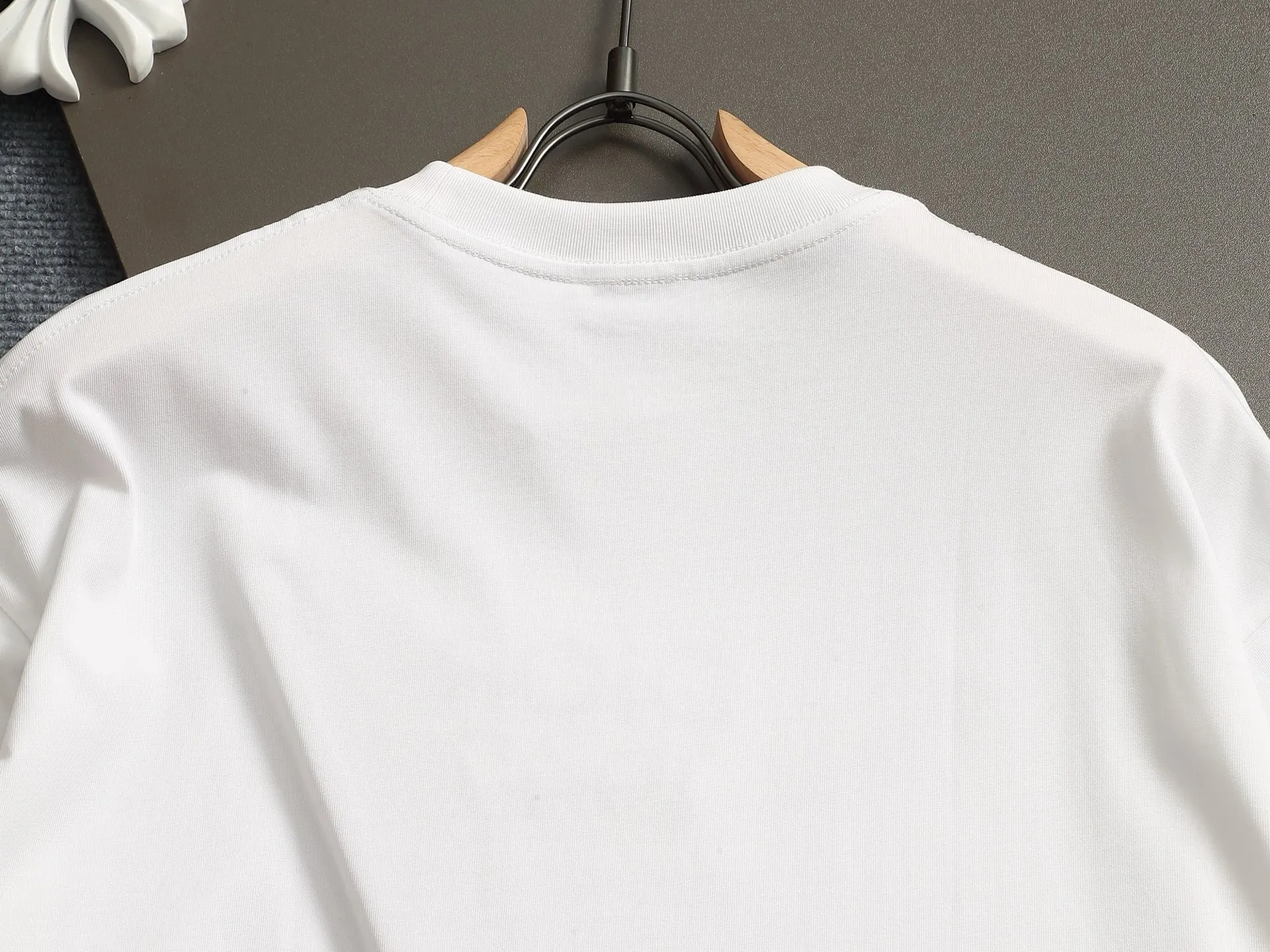 🅿️170 Dior CD micro wide version XS-L CD counter hot sale 25ss chest embroidered letters 1947🪡logo pattern As the leader in the luxury world, the D family is well-deserved. The first thing that catches the eye is the loose and comfortable black and white solid color version of the piece we are going to talk about today. The ribbed round collar has become the best modification of its version, and the D family has the upper body LOGO listed on the front, and the unique embroidery design of the letter logo patch highlights the texture! The most traditional modification method combined with the simplest color scale contrast forms the strongest and direct contrast, and this is often the most concise and clear minimalist modification method~~A nostalgic classic atmosphere also spreads in this work inadvertently! ! Featuring a distinctive 47 logo patch embroidery on the front, a unique tribute to Dior's historic year! Coupled with the blessing of 320 grams of cotton material, both the upper body comfort and the existence are unparalleled. It can be said to be a must-have companion in summer. The excellent breathability and comfortable wearing feeling are unparalleled~ Recommended! ! Color: white and black Size: XS-L Size chart:
