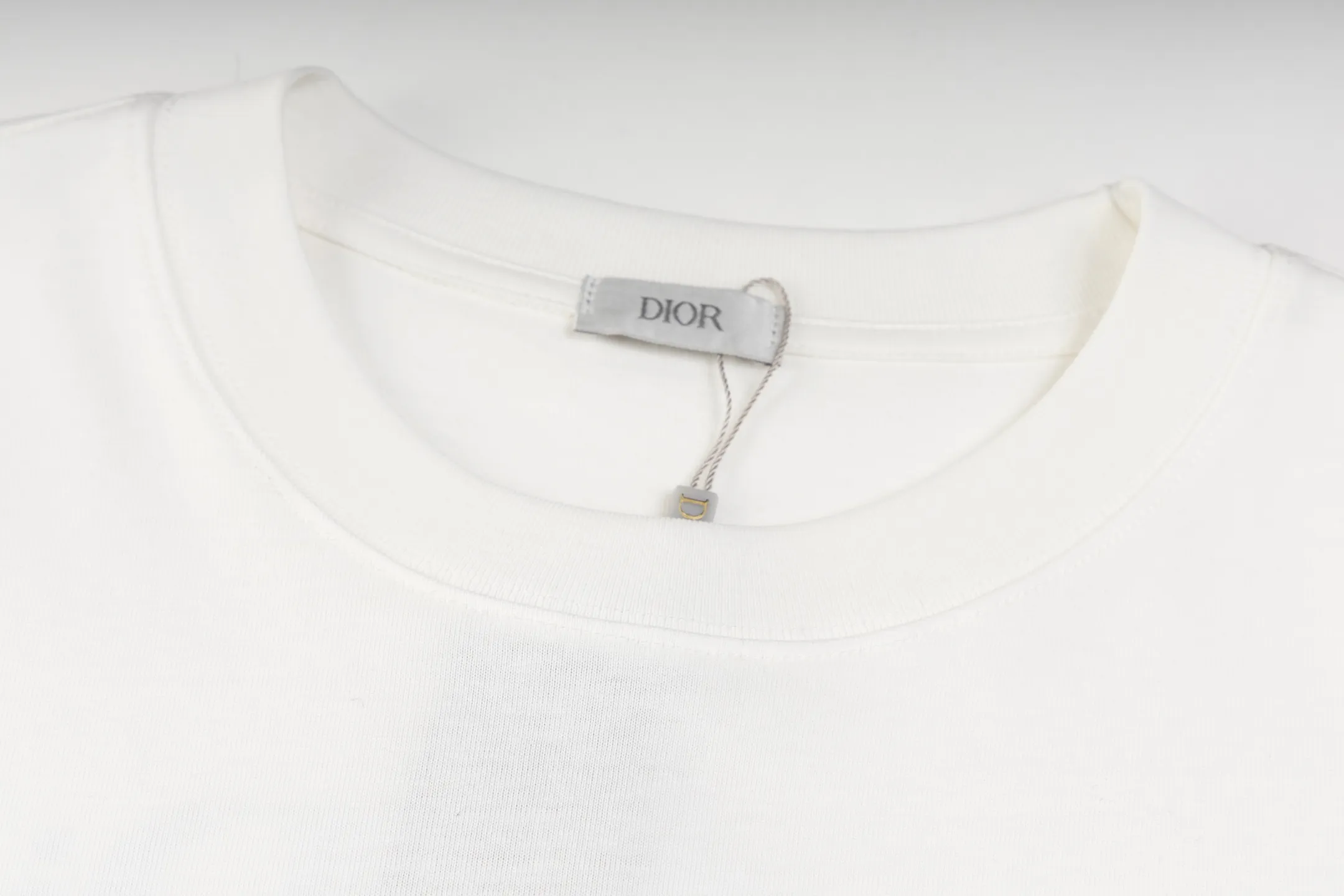 🅿️170 Style #Z10 Round neck short sleeves with dior lettering on the front and back. The same style as the LOUISVUITTON official website. Fabric: 32-count double yarn 280g pure cotton fabric. Weaving and dyeing threads of the same color in the same cylinder. Consistent colors. Process: imported machine white ink direct-jet printing. Supporting: complete three-label cardboard, oil paper and code sticker packaging. High-temperature pre-shrinking process before production, no shrinkage and deformation. Imported machine professional plate production os version Can wear up to 200 pounds. The size is measured manually. The error of 2-3cm is normal. Color: black white size: s m l xl