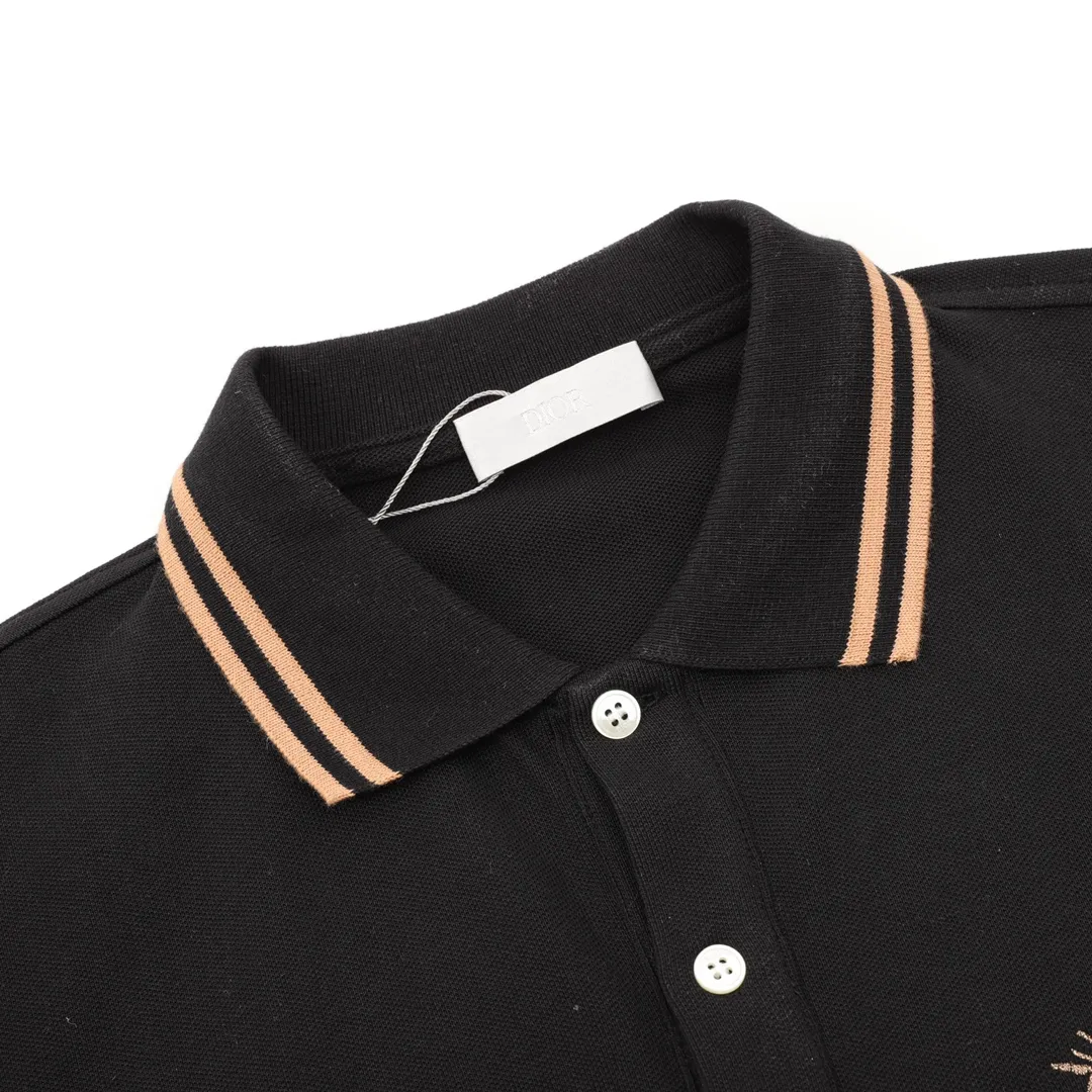 🅿️270 CD Little Bee embroidered LOGO short-sleeved POLO shirt is made of cotton pique mesh fabric, custom-made material 260g long-staple cotton, the collar is made of a dual-system jacquard custom-made flat machine, elastic and non-deformable, the clothes are all bound with native cloth, double-layered front chest, no topstitching, no loose edges, cuffs, front chest bottom, shoulder seams, and three standards for customized accessories! Fashionable and versatile, if you want to wear a fashionable street style, many bloggers on Xiaohongshu recommend this Polo shirt at the right time. The details are more careful to strengthen the collar shape, and it will not deform after being worn and washed for a long time. It is absolutely high-quality and perfect!  size：S-L