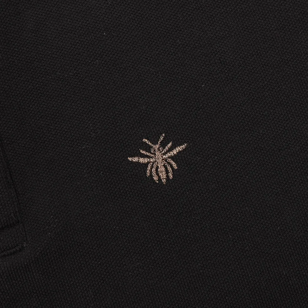 🅿️270 CD Little Bee embroidered LOGO short-sleeved POLO shirt is made of cotton pique mesh fabric, custom-made material 260g long-staple cotton, the collar is made of a dual-system jacquard custom-made flat machine, elastic and non-deformable, the clothes are all bound with native cloth, double-layered front chest, no topstitching, no loose edges, cuffs, front chest bottom, shoulder seams, and three standards for customized accessories! Fashionable and versatile, if you want to wear a fashionable street style, many bloggers on Xiaohongshu recommend this Polo shirt at the right time. The details are more careful to strengthen the collar shape, and it will not deform after being worn and washed for a long time. It is absolutely high-quality and perfect!  size：S-L