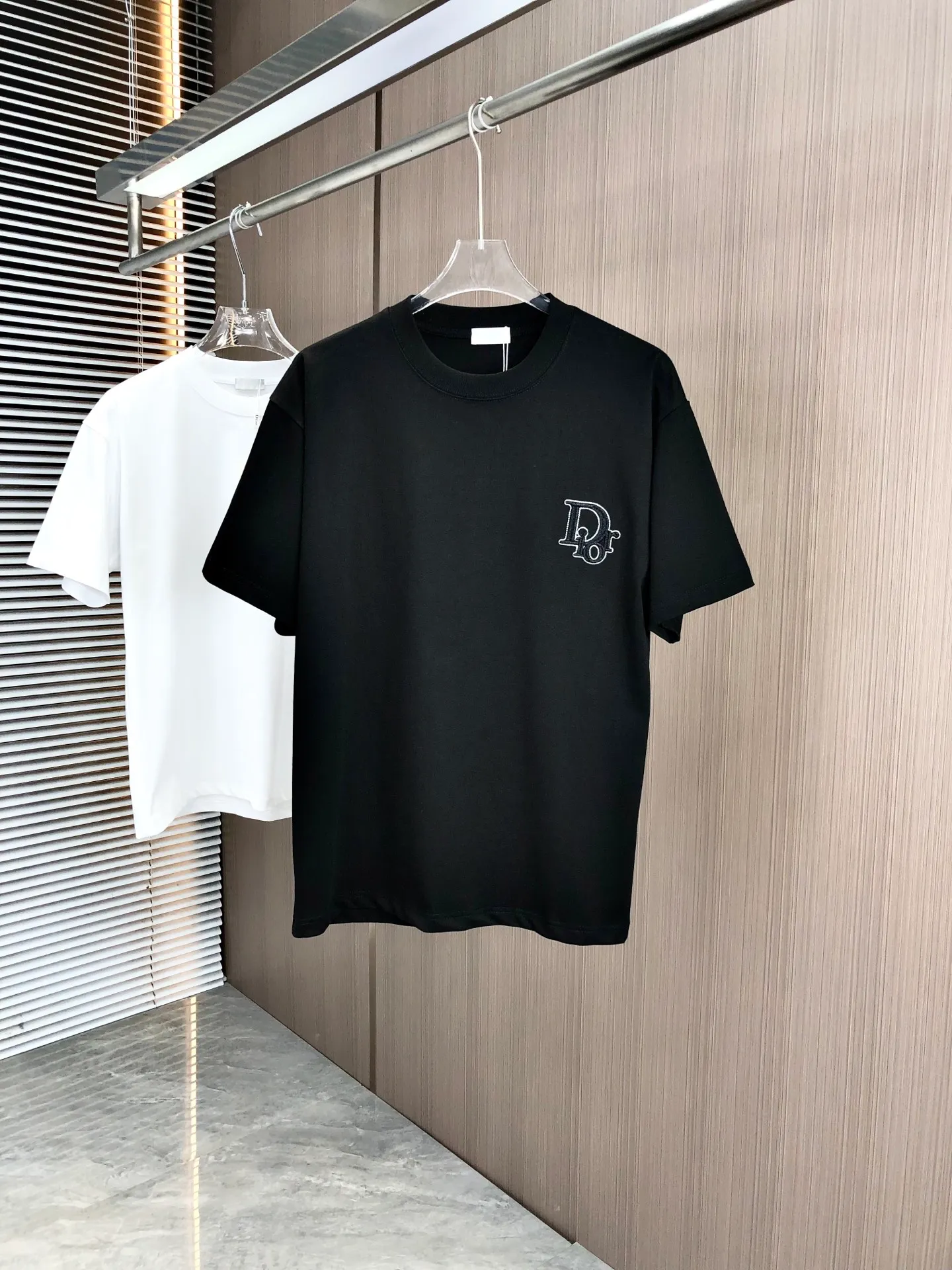 🅿️200 Dior 2025 Spring and Summer New Style Round Neck Short Sleeves Hollow Embroidery of Arch Bridge ➕Single Needle Embroidery Full of Details Made of High Weight 320g Double Yarn Combed Cotton Fabric Slightly Loose Fit Fabric Feels Soft and Thick Same Style for Men and Women Color: Black White Code Number: SMLXLXXL