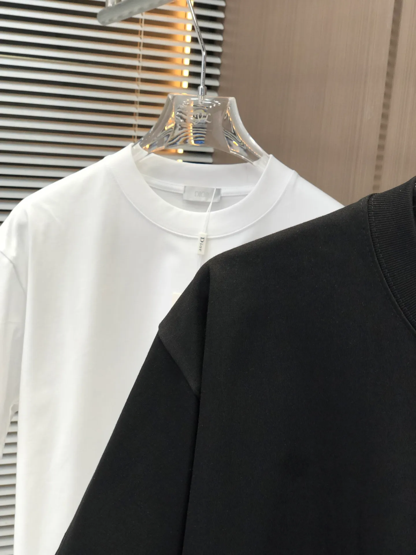 🅿️200 Dior 2025 Spring and Summer New Style Round Neck Short Sleeves Hollow Embroidery of Arch Bridge ➕Single Needle Embroidery Full of Details Made of High Weight 320g Double Yarn Combed Cotton Fabric Slightly Loose Fit Fabric Feels Soft and Thick Same Style for Men and Women Color: Black White Code Number: SMLXLXXL