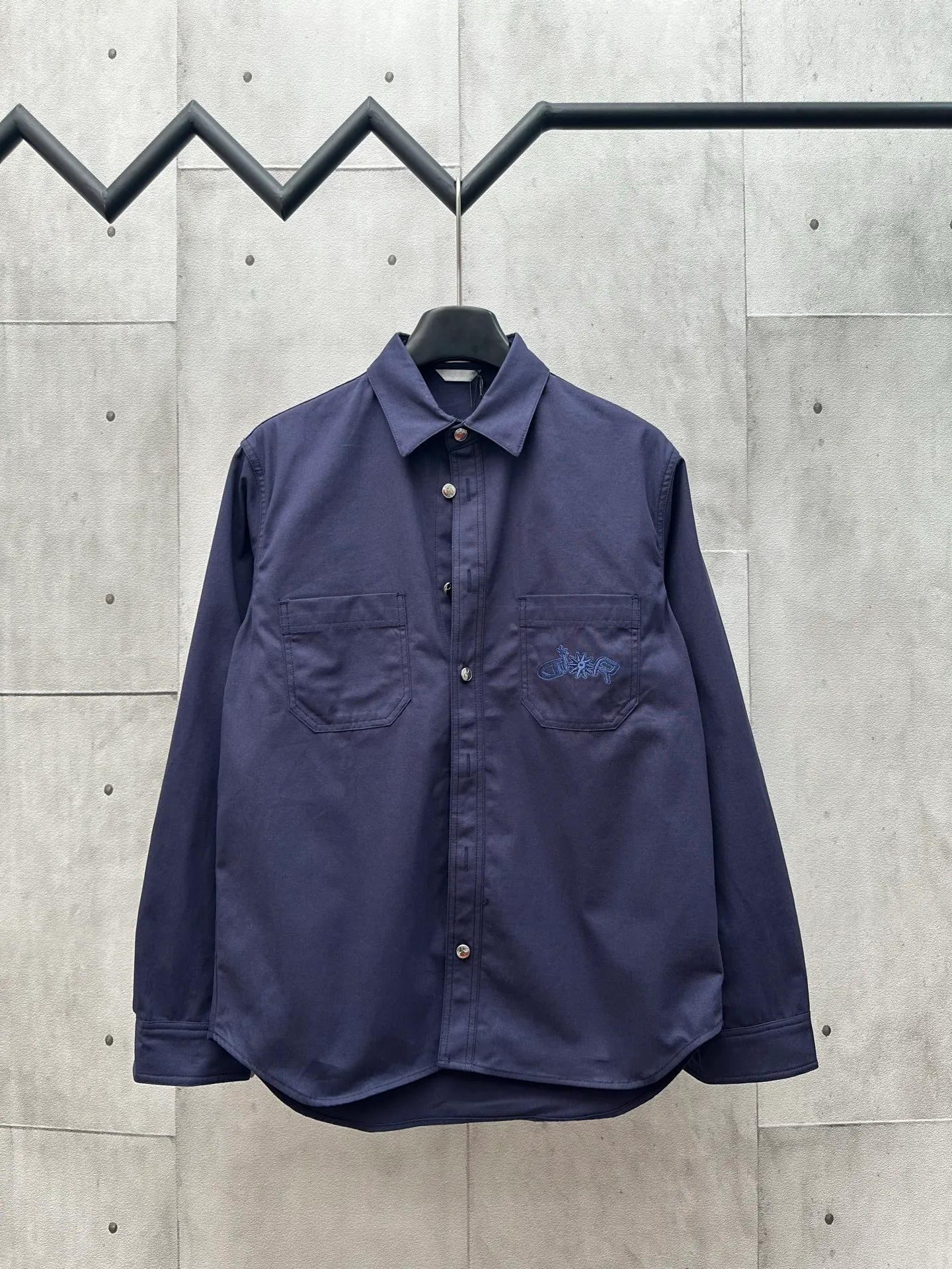 🅿️440 DIOR Dior 25ss new shirt is a new product of the 2025 autumn men's wear series, from the DIOR AND LEWIS HAMILTON limited series. Crafted from blue cotton, it features a patch pocket on the chest, one of which features a tonal co-branded embroidery that reinterprets the Dior logo in a graphic style. Pair with shorts from the limited collection for a refined look. Size: S M L XL