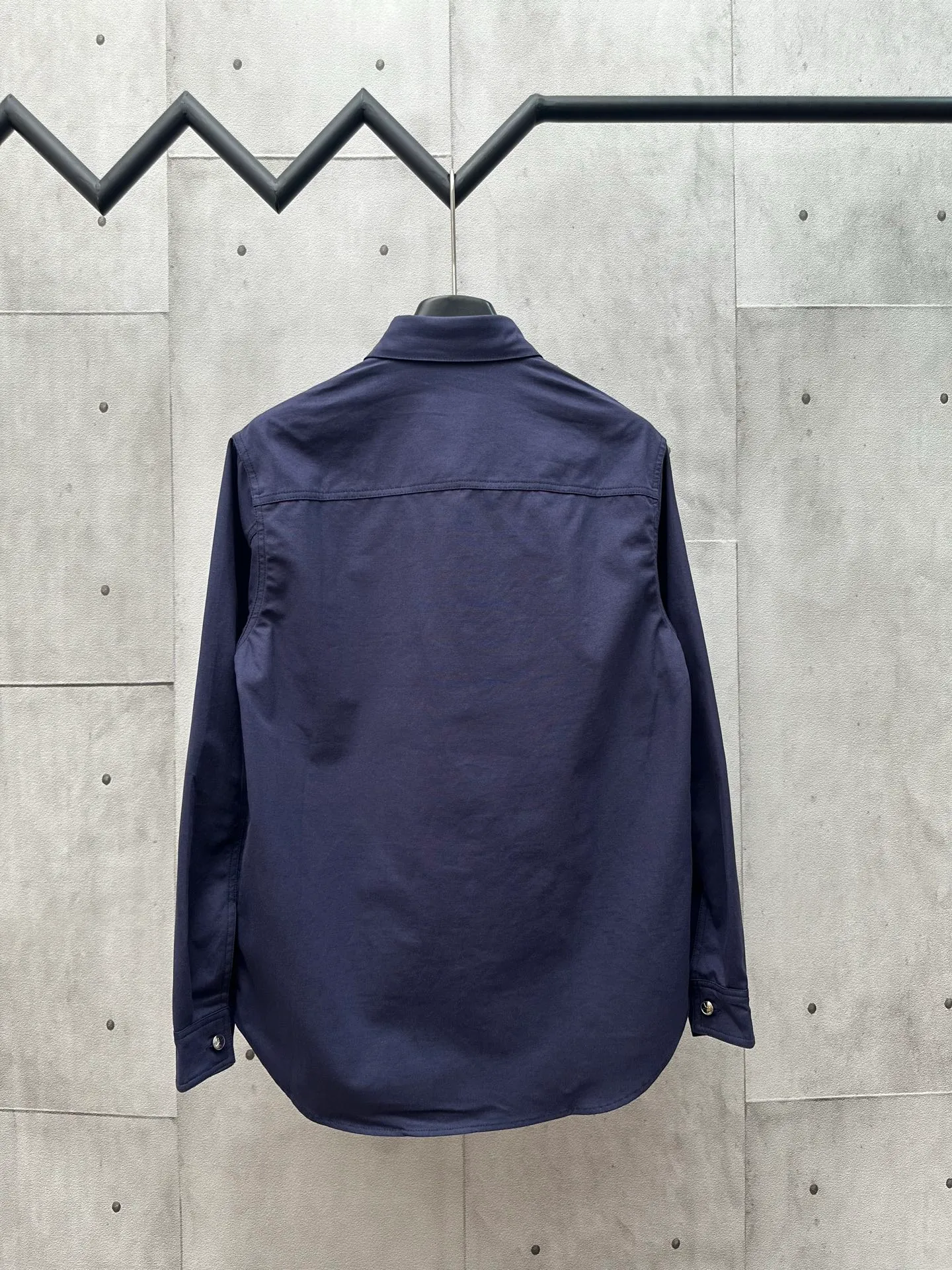 🅿️440 DIOR Dior 25ss new shirt is a new product of the 2025 autumn men's wear series, from the DIOR AND LEWIS HAMILTON limited series. Crafted from blue cotton, it features a patch pocket on the chest, one of which features a tonal co-branded embroidery that reinterprets the Dior logo in a graphic style. Pair with shorts from the limited collection for a refined look. Size: S M L XL