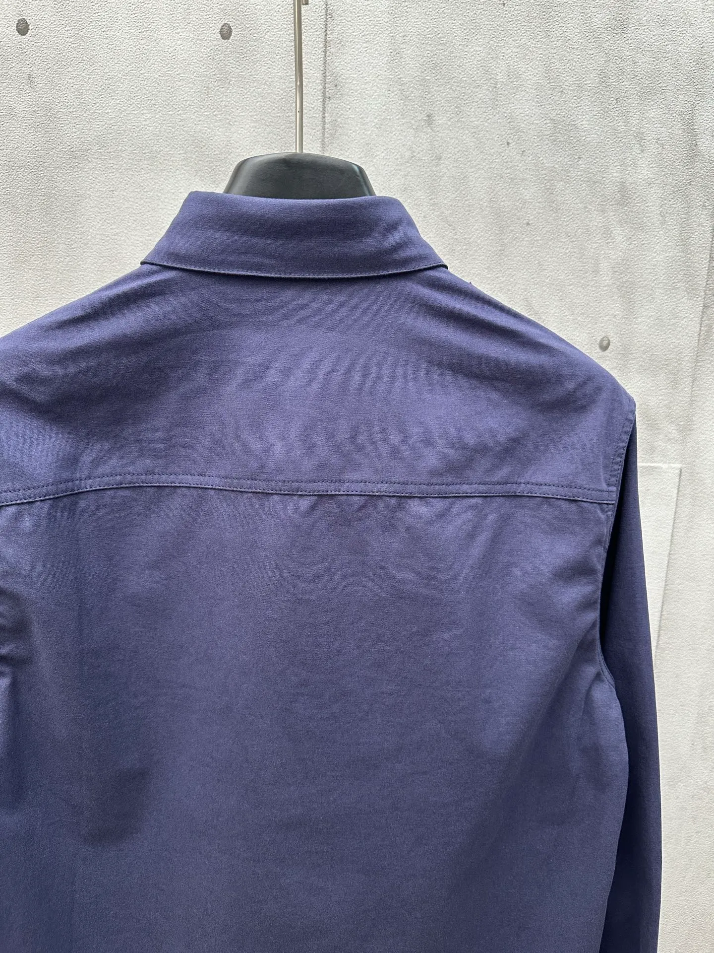 🅿️440 DIOR Dior 25ss new shirt is a new product of the 2025 autumn men's wear series, from the DIOR AND LEWIS HAMILTON limited series. Crafted from blue cotton, it features a patch pocket on the chest, one of which features a tonal co-branded embroidery that reinterprets the Dior logo in a graphic style. Pair with shorts from the limited collection for a refined look. Size: S M L XL