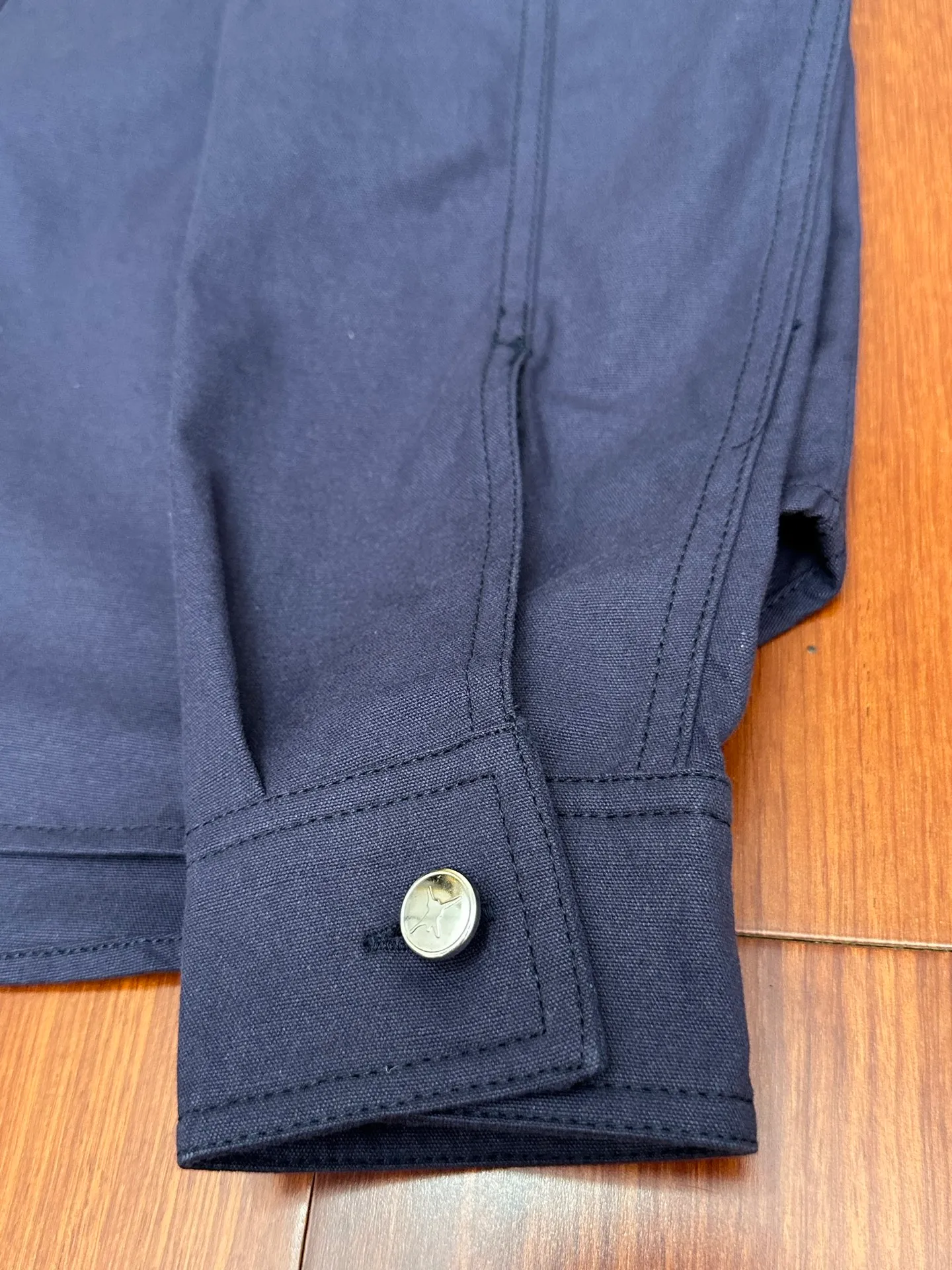 🅿️440 DIOR Dior 25ss new shirt is a new product of the 2025 autumn men's wear series, from the DIOR AND LEWIS HAMILTON limited series. Crafted from blue cotton, it features a patch pocket on the chest, one of which features a tonal co-branded embroidery that reinterprets the Dior logo in a graphic style. Pair with shorts from the limited collection for a refined look. Size: S M L XL