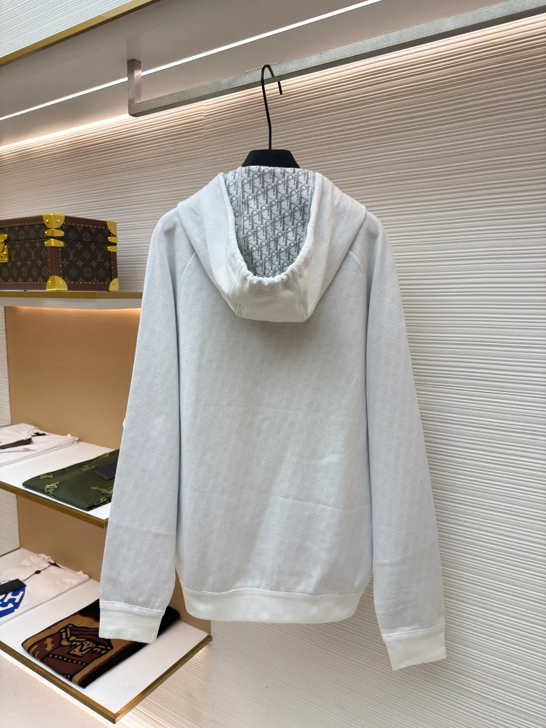 Dior presbyopic wool cashmere hooded cardigan jacket ●Original version: Purchased and developed for 17500 ●Item number: 1680900-C00 ●Fabric: wool cashmere fabric ●Technology: jacquard texture production ●Version: fitted version ●Weight: about 880 grams ●Size: S-M-L-XL ●Description: The fabric is made of cashmere fabric, containing 50% wool and pure cotton, with original hemming inside, jacquard letters, integrated design. One side has a solid color logo, and the spliced side has a classic presbyopia. It can be worn on both sides to change the style at any time. Customized imported velvet imported machine weaving, the material is conscientious and full of high-end texture. It is comfortable to wear and skin-friendly. It is made by a large factory and has perfect details and texture. The fabric is made of imported cashmere yarn. New product for early autumn! Hot style return! New version of dropped shoulder design High-grade navy blue presbyopic logo zipper cashmere jacket. Reversible. The letter jacquard texture on the back is luxurious and handsome. The hooded design is fashionable and advanced. The classic version does not make people look slimmer. Highly recommended! The overall wiring is straight and delicate, the fabric is comfortable and soft, and the color is consistent without color difference. It can be matched with the same style to create a fashionable look and control various occasions. Customized accessories, complete with three standards, same style for men and women!