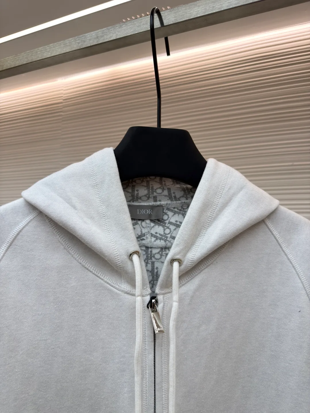 Dior presbyopic wool cashmere hooded cardigan jacket ●Original version: Purchased and developed for 17500 ●Item number: 1680900-C00 ●Fabric: wool cashmere fabric ●Technology: jacquard texture production ●Version: fitted version ●Weight: about 880 grams ●Size: S-M-L-XL ●Description: The fabric is made of cashmere fabric, containing 50% wool and pure cotton, with original hemming inside, jacquard letters, integrated design. One side has a solid color logo, and the spliced side has a classic presbyopia. It can be worn on both sides to change the style at any time. Customized imported velvet imported machine weaving, the material is conscientious and full of high-end texture. It is comfortable to wear and skin-friendly. It is made by a large factory and has perfect details and texture. The fabric is made of imported cashmere yarn. New product for early autumn! Hot style return! New version of dropped shoulder design High-grade navy blue presbyopic logo zipper cashmere jacket. Reversible. The letter jacquard texture on the back is luxurious and handsome. The hooded design is fashionable and advanced. The classic version does not make people look slimmer. Highly recommended! The overall wiring is straight and delicate, the fabric is comfortable and soft, and the color is consistent without color difference. It can be matched with the same style to create a fashionable look and control various occasions. Customized accessories, complete with three standards, same style for men and women!