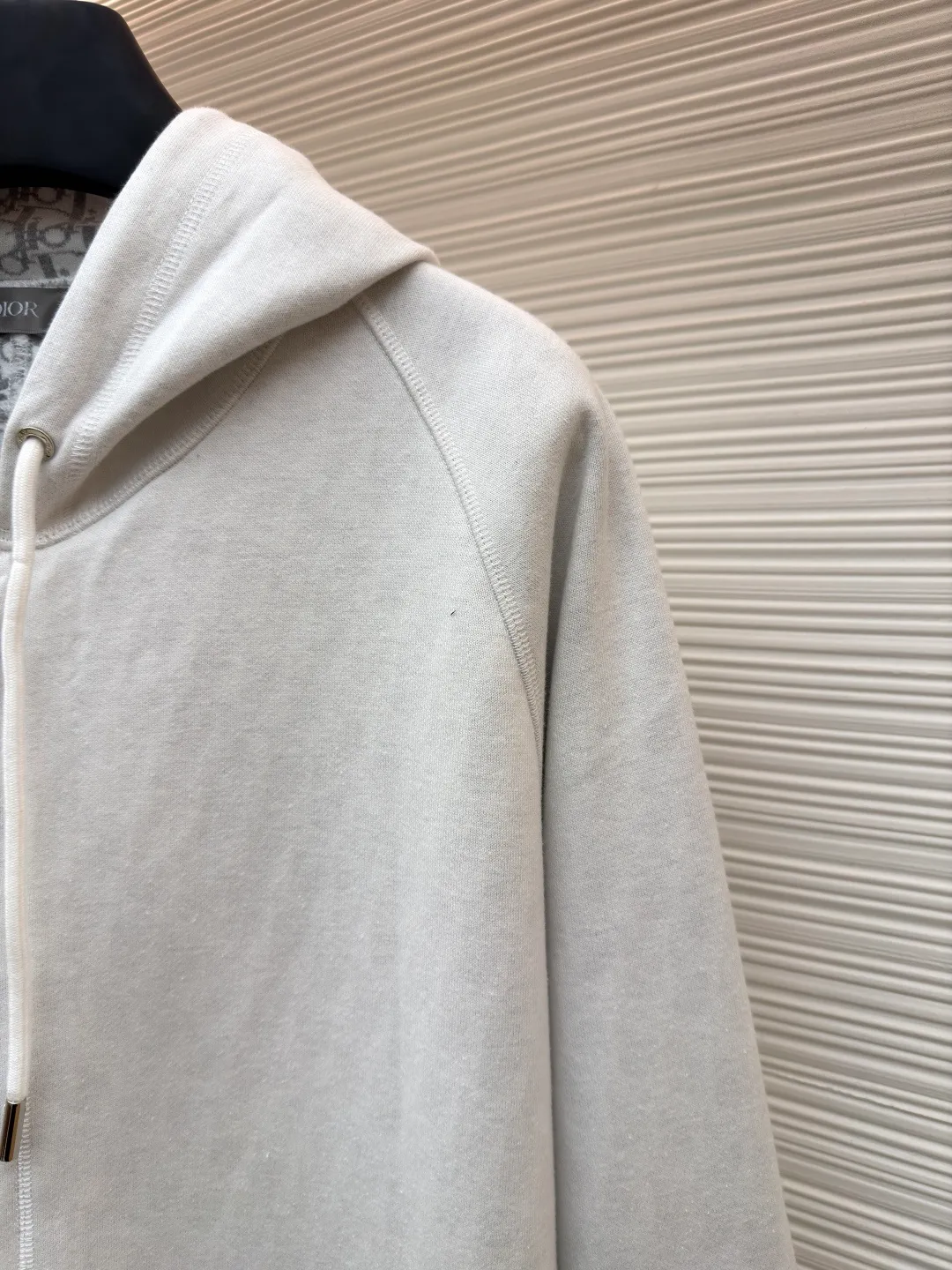 Dior presbyopic wool cashmere hooded cardigan jacket ●Original version: Purchased and developed for 17500 ●Item number: 1680900-C00 ●Fabric: wool cashmere fabric ●Technology: jacquard texture production ●Version: fitted version ●Weight: about 880 grams ●Size: S-M-L-XL ●Description: The fabric is made of cashmere fabric, containing 50% wool and pure cotton, with original hemming inside, jacquard letters, integrated design. One side has a solid color logo, and the spliced side has a classic presbyopia. It can be worn on both sides to change the style at any time. Customized imported velvet imported machine weaving, the material is conscientious and full of high-end texture. It is comfortable to wear and skin-friendly. It is made by a large factory and has perfect details and texture. The fabric is made of imported cashmere yarn. New product for early autumn! Hot style return! New version of dropped shoulder design High-grade navy blue presbyopic logo zipper cashmere jacket. Reversible. The letter jacquard texture on the back is luxurious and handsome. The hooded design is fashionable and advanced. The classic version does not make people look slimmer. Highly recommended! The overall wiring is straight and delicate, the fabric is comfortable and soft, and the color is consistent without color difference. It can be matched with the same style to create a fashionable look and control various occasions. Customized accessories, complete with three standards, same style for men and women!