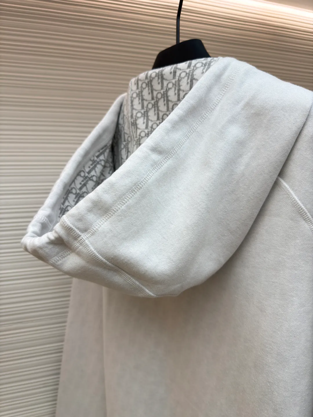Dior presbyopic wool cashmere hooded cardigan jacket ●Original version: Purchased and developed for 17500 ●Item number: 1680900-C00 ●Fabric: wool cashmere fabric ●Technology: jacquard texture production ●Version: fitted version ●Weight: about 880 grams ●Size: S-M-L-XL ●Description: The fabric is made of cashmere fabric, containing 50% wool and pure cotton, with original hemming inside, jacquard letters, integrated design. One side has a solid color logo, and the spliced side has a classic presbyopia. It can be worn on both sides to change the style at any time. Customized imported velvet imported machine weaving, the material is conscientious and full of high-end texture. It is comfortable to wear and skin-friendly. It is made by a large factory and has perfect details and texture. The fabric is made of imported cashmere yarn. New product for early autumn! Hot style return! New version of dropped shoulder design High-grade navy blue presbyopic logo zipper cashmere jacket. Reversible. The letter jacquard texture on the back is luxurious and handsome. The hooded design is fashionable and advanced. The classic version does not make people look slimmer. Highly recommended! The overall wiring is straight and delicate, the fabric is comfortable and soft, and the color is consistent without color difference. It can be matched with the same style to create a fashionable look and control various occasions. Customized accessories, complete with three standards, same style for men and women!