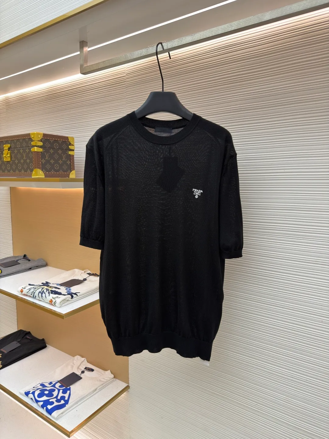 Prada classic LOGO embroidered wool round neck short sleeves ●Original version: purchased and developed by 10479 ●Item number: 1682561-A40 ●Fabric: wool fabric ●Technology: embroidery production ●Color: black ●Version: fitted version ●Weight: about 145 grams ●Size: 46-48-50-52 ●Description: This PRADA classic LOGO embroidered wool round-neck short-sleeve is woven from high-quality pure wool yarn. After the wool washing process, the fabric is delicate and soft, skin-friendly and breathable, and not easy to pill or snag. It has multiple sizes of 46-52 to cover different body shapes. The error of 1-3CM in manual measurement is within the normal range. The body brand LOGO is made using imported embroidery technology. The stitching is dense and regular, and the pattern is clear and three-dimensional. It forms a low-key contrast with the white wool base and highlights the brand recognition. The neckline is a classic round neck design, with double-needle reinforced binding and a custom threaded collar, which is durable and not easy to loosen. The cuffs and hem are ribbed in the same color, with moderate elasticity to fit the body shape. The overall tailoring is a fitted silhouette, with straight and fine stitching at the seams. Customized accessories and three standards are complete. It is recommended to hand wash and maintain. The detailed craftsmanship shows the level of luxury, and is suitable for daily casual, light business and other wear scenarios. The overall wiring is straight and delicate, the fabric is comfortable and soft, and the color is consistent without color difference. It can be matched with the same style to create a fashionable look and control various occasions. Customized accessories, complete with three standards, same style for men and women!