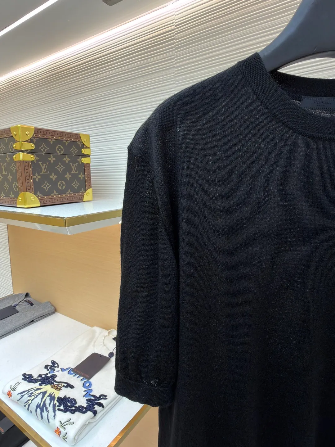 Prada classic LOGO embroidered wool round neck short sleeves ●Original version: purchased and developed by 10479 ●Item number: 1682561-A40 ●Fabric: wool fabric ●Technology: embroidery production ●Color: black ●Version: fitted version ●Weight: about 145 grams ●Size: 46-48-50-52 ●Description: This PRADA classic LOGO embroidered wool round-neck short-sleeve is woven from high-quality pure wool yarn. After the wool washing process, the fabric is delicate and soft, skin-friendly and breathable, and not easy to pill or snag. It has multiple sizes of 46-52 to cover different body shapes. The error of 1-3CM in manual measurement is within the normal range. The body brand LOGO is made using imported embroidery technology. The stitching is dense and regular, and the pattern is clear and three-dimensional. It forms a low-key contrast with the white wool base and highlights the brand recognition. The neckline is a classic round neck design, with double-needle reinforced binding and a custom threaded collar, which is durable and not easy to loosen. The cuffs and hem are ribbed in the same color, with moderate elasticity to fit the body shape. The overall tailoring is a fitted silhouette, with straight and fine stitching at the seams. Customized accessories and three standards are complete. It is recommended to hand wash and maintain. The detailed craftsmanship shows the level of luxury, and is suitable for daily casual, light business and other wear scenarios. The overall wiring is straight and delicate, the fabric is comfortable and soft, and the color is consistent without color difference. It can be matched with the same style to create a fashionable look and control various occasions. Customized accessories, complete with three standards, same style for men and women!