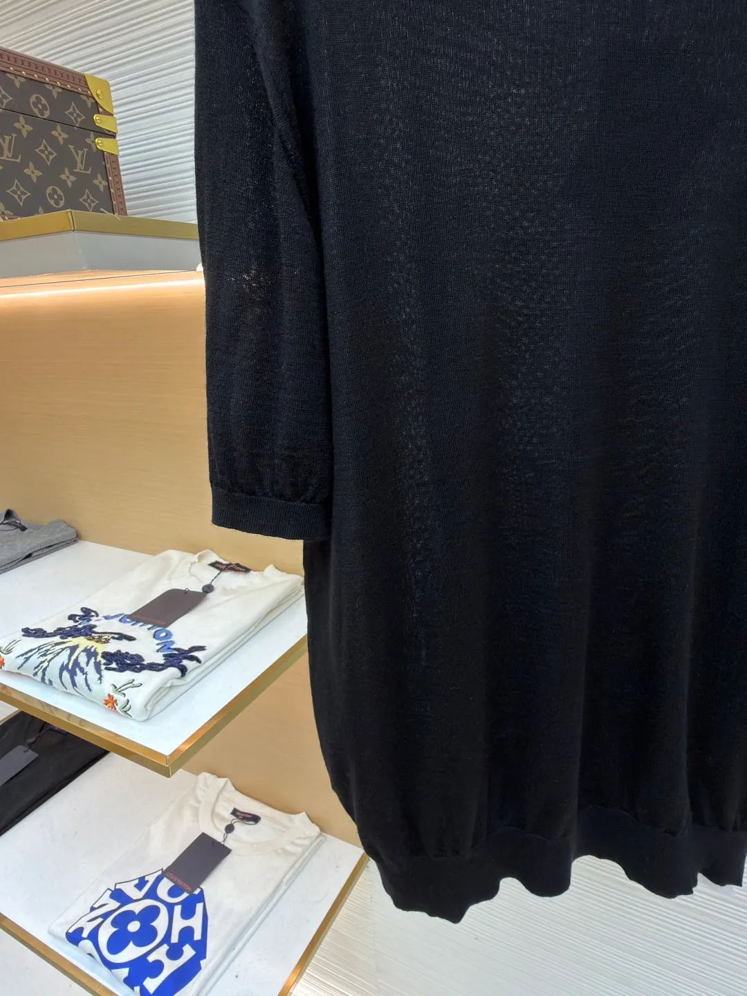 Prada classic LOGO embroidered wool round neck short sleeves ●Original version: purchased and developed by 10479 ●Item number: 1682561-A40 ●Fabric: wool fabric ●Technology: embroidery production ●Color: black ●Version: fitted version ●Weight: about 145 grams ●Size: 46-48-50-52 ●Description: This PRADA classic LOGO embroidered wool round-neck short-sleeve is woven from high-quality pure wool yarn. After the wool washing process, the fabric is delicate and soft, skin-friendly and breathable, and not easy to pill or snag. It has multiple sizes of 46-52 to cover different body shapes. The error of 1-3CM in manual measurement is within the normal range. The body brand LOGO is made using imported embroidery technology. The stitching is dense and regular, and the pattern is clear and three-dimensional. It forms a low-key contrast with the white wool base and highlights the brand recognition. The neckline is a classic round neck design, with double-needle reinforced binding and a custom threaded collar, which is durable and not easy to loosen. The cuffs and hem are ribbed in the same color, with moderate elasticity to fit the body shape. The overall tailoring is a fitted silhouette, with straight and fine stitching at the seams. Customized accessories and three standards are complete. It is recommended to hand wash and maintain. The detailed craftsmanship shows the level of luxury, and is suitable for daily casual, light business and other wear scenarios. The overall wiring is straight and delicate, the fabric is comfortable and soft, and the color is consistent without color difference. It can be matched with the same style to create a fashionable look and control various occasions. Customized accessories, complete with three standards, same style for men and women!