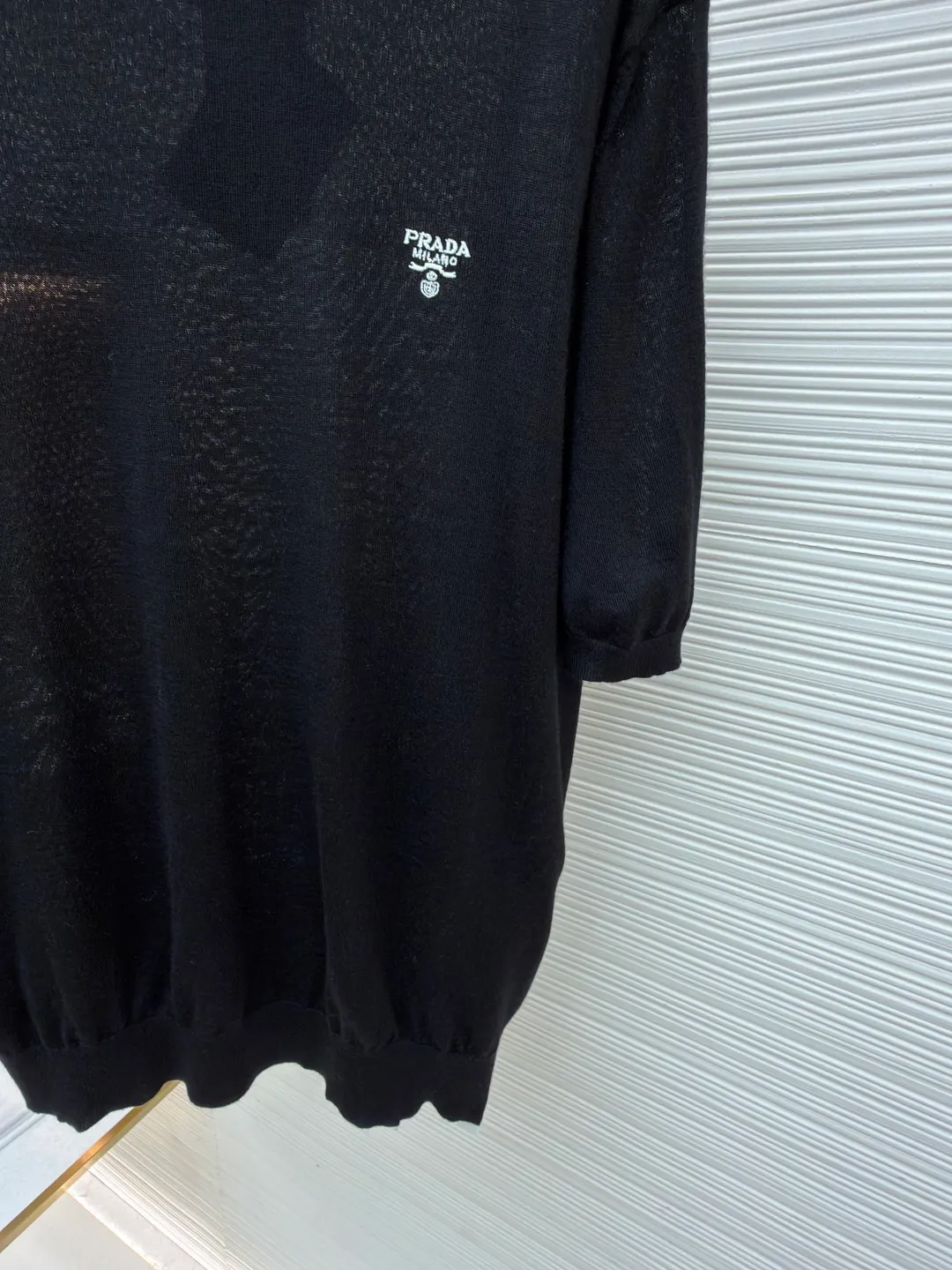 Prada classic LOGO embroidered wool round neck short sleeves ●Original version: purchased and developed by 10479 ●Item number: 1682561-A40 ●Fabric: wool fabric ●Technology: embroidery production ●Color: black ●Version: fitted version ●Weight: about 145 grams ●Size: 46-48-50-52 ●Description: This PRADA classic LOGO embroidered wool round-neck short-sleeve is woven from high-quality pure wool yarn. After the wool washing process, the fabric is delicate and soft, skin-friendly and breathable, and not easy to pill or snag. It has multiple sizes of 46-52 to cover different body shapes. The error of 1-3CM in manual measurement is within the normal range. The body brand LOGO is made using imported embroidery technology. The stitching is dense and regular, and the pattern is clear and three-dimensional. It forms a low-key contrast with the white wool base and highlights the brand recognition. The neckline is a classic round neck design, with double-needle reinforced binding and a custom threaded collar, which is durable and not easy to loosen. The cuffs and hem are ribbed in the same color, with moderate elasticity to fit the body shape. The overall tailoring is a fitted silhouette, with straight and fine stitching at the seams. Customized accessories and three standards are complete. It is recommended to hand wash and maintain. The detailed craftsmanship shows the level of luxury, and is suitable for daily casual, light business and other wear scenarios. The overall wiring is straight and delicate, the fabric is comfortable and soft, and the color is consistent without color difference. It can be matched with the same style to create a fashionable look and control various occasions. Customized accessories, complete with three standards, same style for men and women!