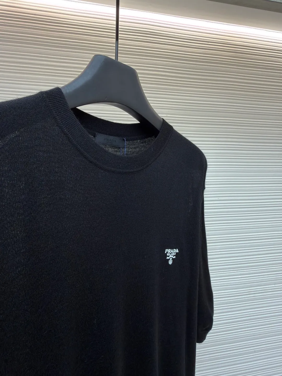 Prada classic LOGO embroidered wool round neck short sleeves ●Original version: purchased and developed by 10479 ●Item number: 1682561-A40 ●Fabric: wool fabric ●Technology: embroidery production ●Color: black ●Version: fitted version ●Weight: about 145 grams ●Size: 46-48-50-52 ●Description: This PRADA classic LOGO embroidered wool round-neck short-sleeve is woven from high-quality pure wool yarn. After the wool washing process, the fabric is delicate and soft, skin-friendly and breathable, and not easy to pill or snag. It has multiple sizes of 46-52 to cover different body shapes. The error of 1-3CM in manual measurement is within the normal range. The body brand LOGO is made using imported embroidery technology. The stitching is dense and regular, and the pattern is clear and three-dimensional. It forms a low-key contrast with the white wool base and highlights the brand recognition. The neckline is a classic round neck design, with double-needle reinforced binding and a custom threaded collar, which is durable and not easy to loosen. The cuffs and hem are ribbed in the same color, with moderate elasticity to fit the body shape. The overall tailoring is a fitted silhouette, with straight and fine stitching at the seams. Customized accessories and three standards are complete. It is recommended to hand wash and maintain. The detailed craftsmanship shows the level of luxury, and is suitable for daily casual, light business and other wear scenarios. The overall wiring is straight and delicate, the fabric is comfortable and soft, and the color is consistent without color difference. It can be matched with the same style to create a fashionable look and control various occasions. Customized accessories, complete with three standards, same style for men and women!