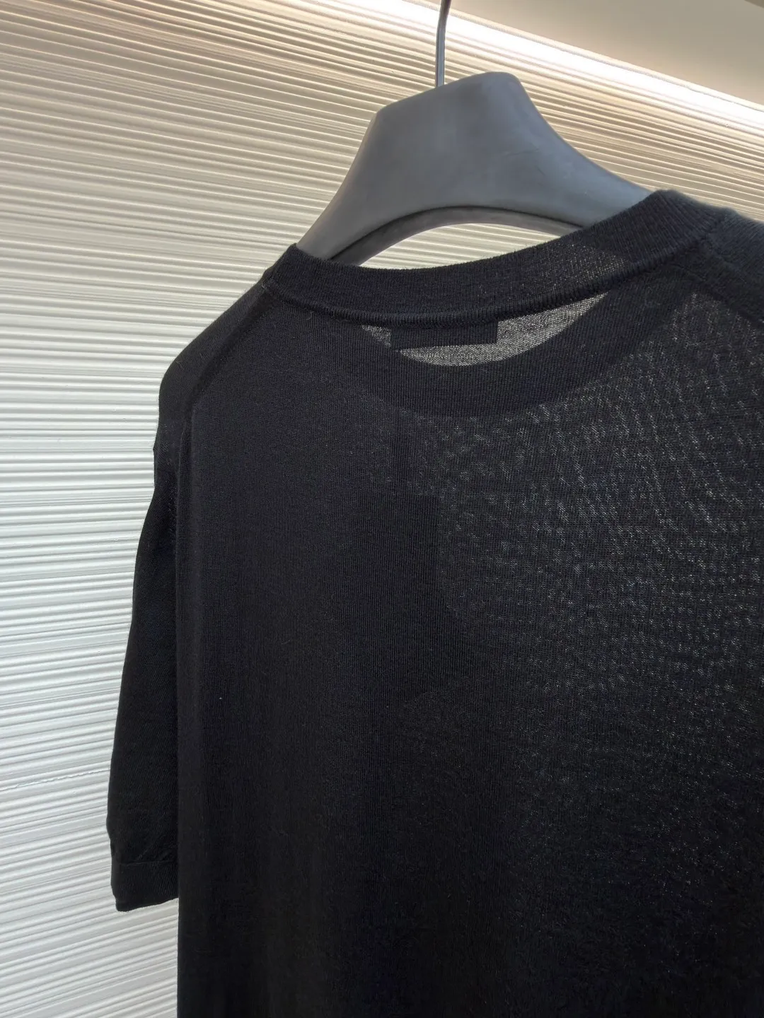 Prada classic LOGO embroidered wool round neck short sleeves ●Original version: purchased and developed by 10479 ●Item number: 1682561-A40 ●Fabric: wool fabric ●Technology: embroidery production ●Color: black ●Version: fitted version ●Weight: about 145 grams ●Size: 46-48-50-52 ●Description: This PRADA classic LOGO embroidered wool round-neck short-sleeve is woven from high-quality pure wool yarn. After the wool washing process, the fabric is delicate and soft, skin-friendly and breathable, and not easy to pill or snag. It has multiple sizes of 46-52 to cover different body shapes. The error of 1-3CM in manual measurement is within the normal range. The body brand LOGO is made using imported embroidery technology. The stitching is dense and regular, and the pattern is clear and three-dimensional. It forms a low-key contrast with the white wool base and highlights the brand recognition. The neckline is a classic round neck design, with double-needle reinforced binding and a custom threaded collar, which is durable and not easy to loosen. The cuffs and hem are ribbed in the same color, with moderate elasticity to fit the body shape. The overall tailoring is a fitted silhouette, with straight and fine stitching at the seams. Customized accessories and three standards are complete. It is recommended to hand wash and maintain. The detailed craftsmanship shows the level of luxury, and is suitable for daily casual, light business and other wear scenarios. The overall wiring is straight and delicate, the fabric is comfortable and soft, and the color is consistent without color difference. It can be matched with the same style to create a fashionable look and control various occasions. Customized accessories, complete with three standards, same style for men and women!