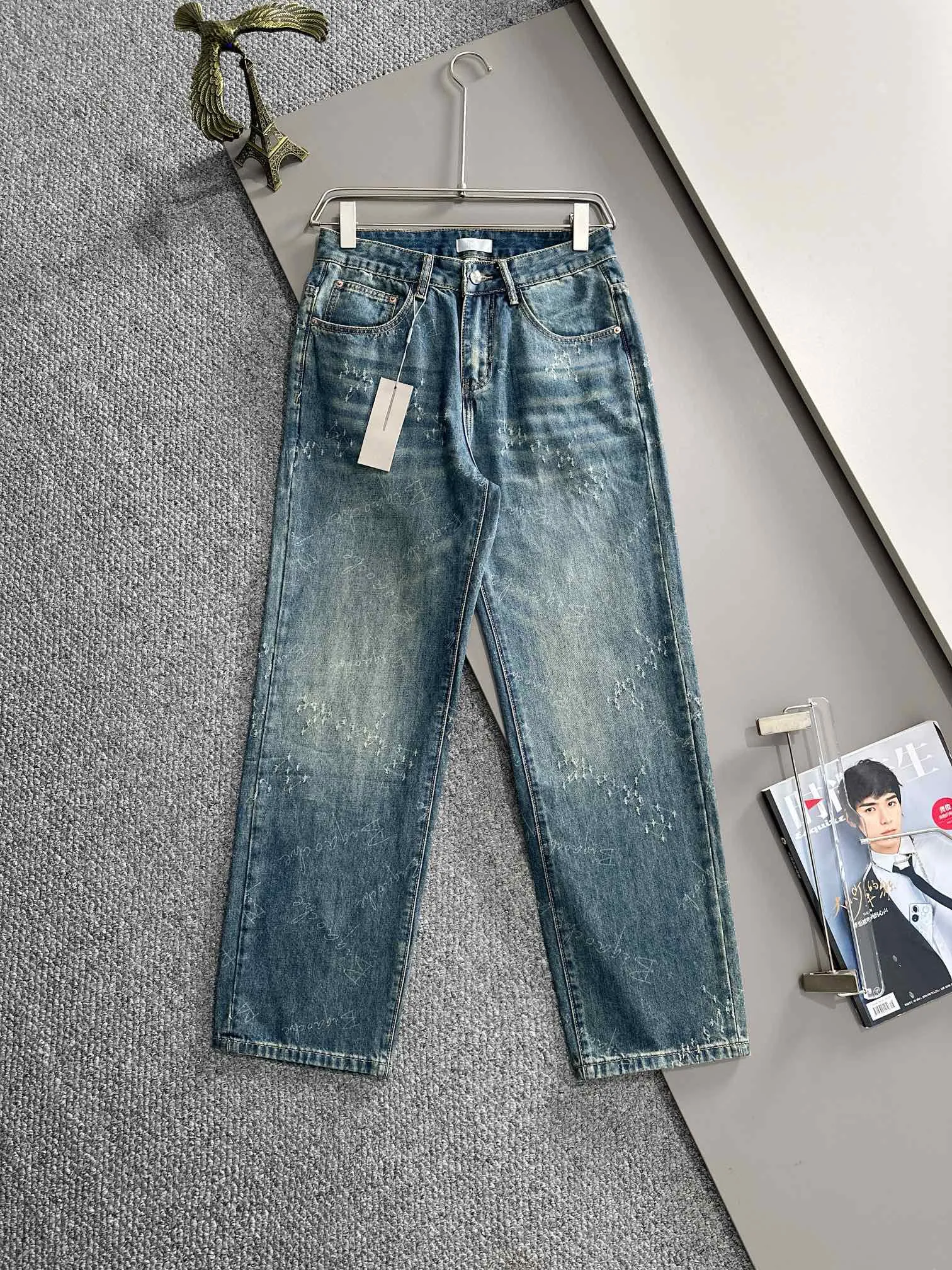 🅿️380 Dior 2025 four-season classic jeans straight trousers, the trend in the trend! Many fashion bloggers control the upper body. The water is woven from imported Japanese Denim plain cotton denim fabric. It has three standards, is soft, delicate, comfortable and breathable. The color has a modern and fashionable vicissitudes. The upper body is versatile and fashionable! Light luxury, a must-have item for daily commuting! Code number: 28-40 (please state your height and weight when placing an order)