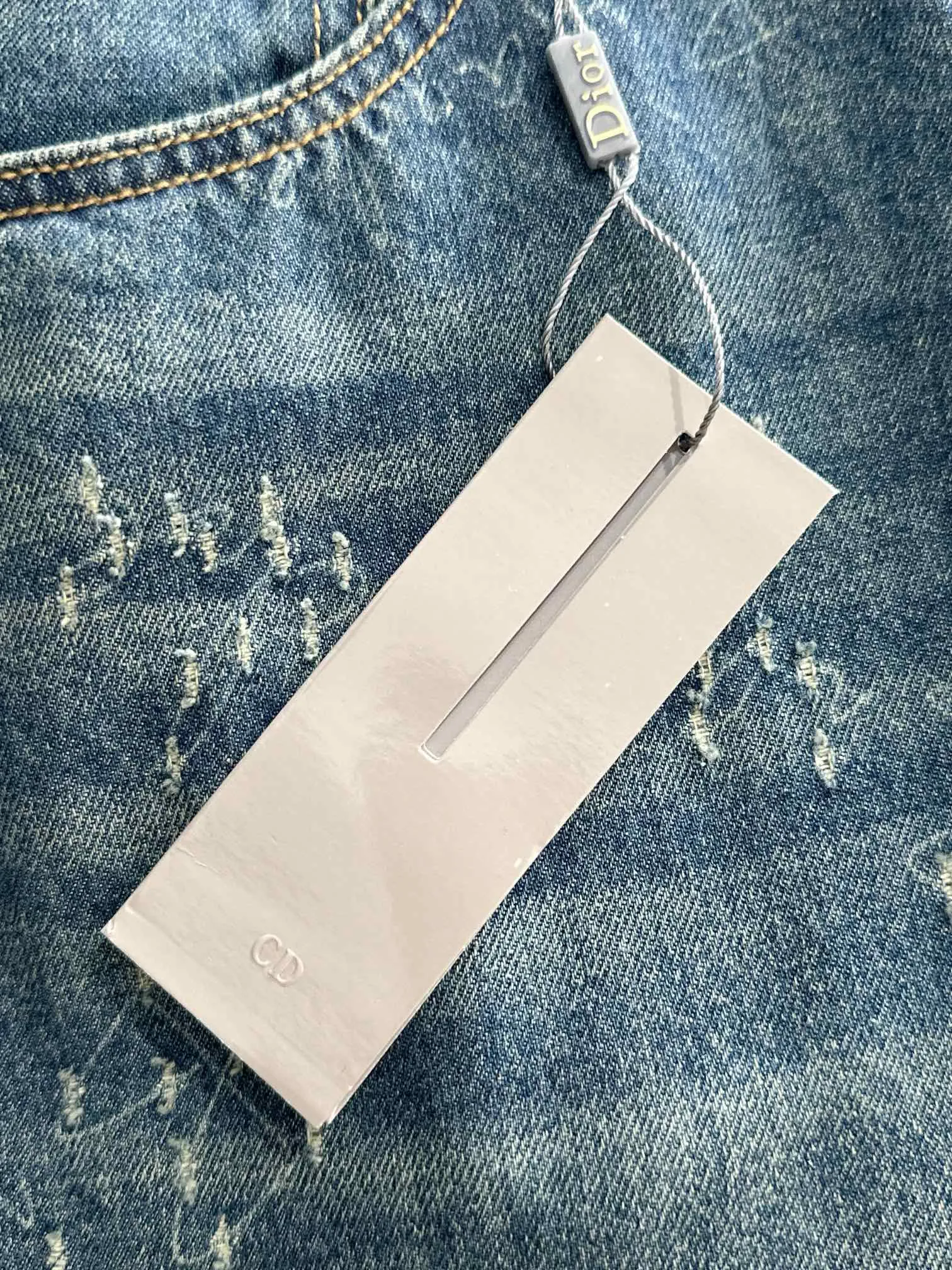 🅿️380 Dior 2025 four-season classic jeans straight trousers, the trend in the trend! Many fashion bloggers control the upper body. The water is woven from imported Japanese Denim plain cotton denim fabric. It has three standards, is soft, delicate, comfortable and breathable. The color has a modern and fashionable vicissitudes. The upper body is versatile and fashionable! Light luxury, a must-have item for daily commuting! Code number: 28-40 (please state your height and weight when placing an order)
