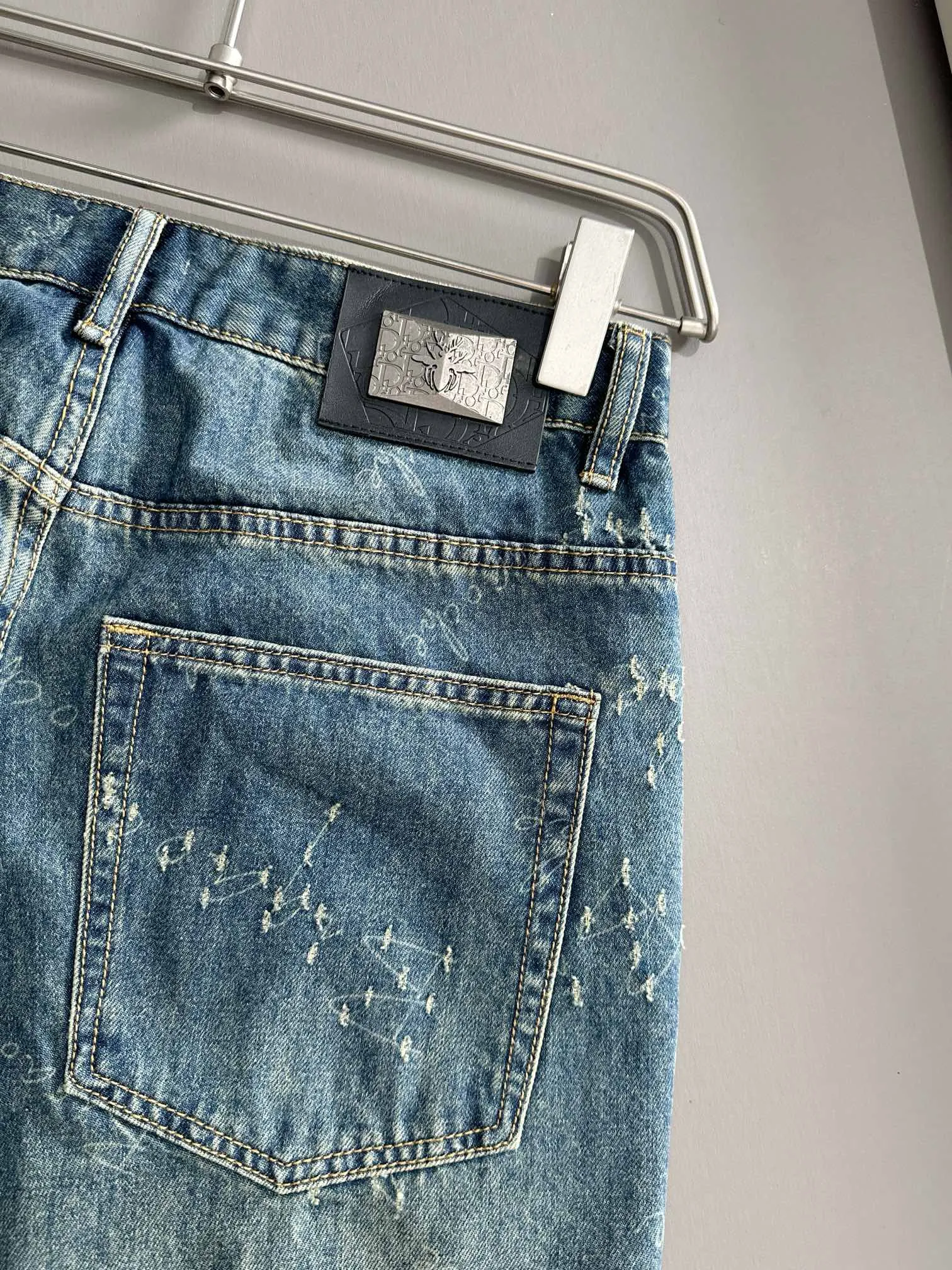 🅿️380 Dior 2025 four-season classic jeans straight trousers, the trend in the trend! Many fashion bloggers control the upper body. The water is woven from imported Japanese Denim plain cotton denim fabric. It has three standards, is soft, delicate, comfortable and breathable. The color has a modern and fashionable vicissitudes. The upper body is versatile and fashionable! Light luxury, a must-have item for daily commuting! Code number: 28-40 (please state your height and weight when placing an order)