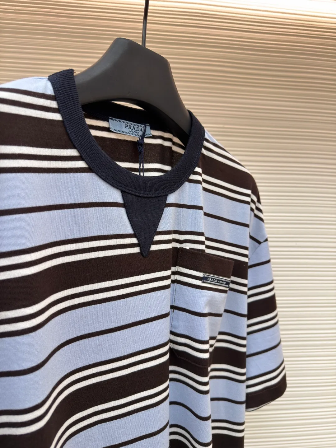 Prada striped pocket short sleeves ●Original version: Purchased and developed at 9650 ●Item number: 1682384-A00 ●Material: exclusive striped fabric ●Technology: fabric washed and made ●Color: blue, white and brown ●Version: fitted version ●Weight: about 175 grams ●Size: 36-38-40-42 ●Description: Customized precision 60 double-strand exclusive striped fabric, delicate and soft, comfortable and close to the skin, a touch of sky blue quietly blooms Dynamic and energetic, fresh and elegant, the breast pocket is decorated with the brand logo as the finishing touch, highlighting the brand identity symbol. The stripe element is like a smart musical note. When the stripes become a flowing sea, every inch of sky blue is a gentle deconstruction of order. The beauty of layers is all in the strips, ergonomic three-dimensional tailoring. Return to traditional craftsmanship through segmentation, folding, shrinking and stretching techniques. The so-called slow work produces fine work, which is the respect for materials and the pursuit of feel. Complex workmanship, tedious and slow aging. Manual infrared line drawing pockets use infrared technology as an aid to achieve precise positioning and marking of pocket positions, while retaining the precision and flexibility of hand sewing. The fabrics have been washed to give them a better feel and texture. They are not easy to deform, shrink or fade, and maintain their long-lasting beauty. The overall wiring is straight and delicate, the fabric is comfortable and soft, and the color is consistent without color difference. It can be matched with the same style to create a fashionable look and control various occasions. Customized accessories, complete with three standards, same style for men and women!