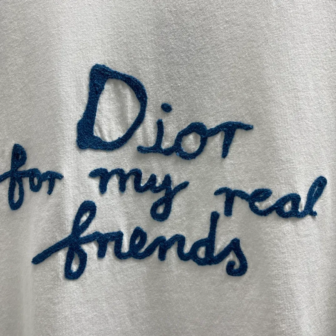🅿️260 🧧CD True Friends Private Lettered Short Sleeves Size: S-XL This T-shirt displays the Dior For My Real Friends logo from the DIOR AND HYLTON NEL joint series. Crafted from white cotton jersey, it features a classic silhouette with a ribbed crew neck, embroidery on the chest for added style, and a burned-out effect on the collar, sleeves and hem. Cut for a relaxed fit, wear it with track pants or jeans.