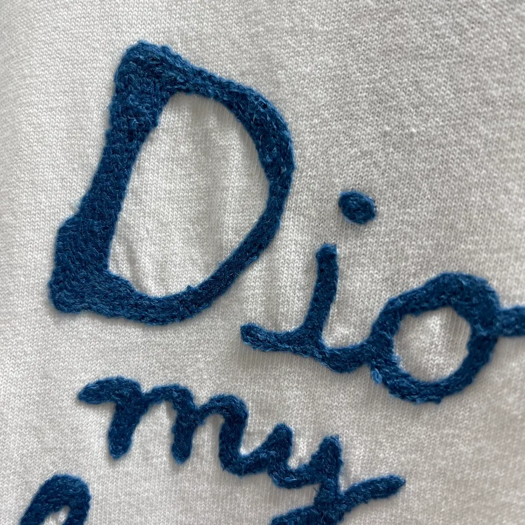 🅿️260 🧧CD True Friends Private Lettered Short Sleeves Size: S-XL This T-shirt displays the Dior For My Real Friends logo from the DIOR AND HYLTON NEL joint series. Crafted from white cotton jersey, it features a classic silhouette with a ribbed crew neck, embroidery on the chest for added style, and a burned-out effect on the collar, sleeves and hem. Cut for a relaxed fit, wear it with track pants or jeans.
