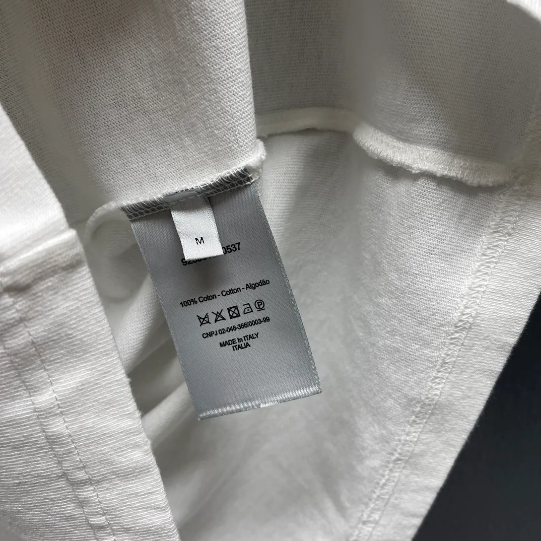🅿️260 🧧CD True Friends Private Lettered Short Sleeves Size: S-XL This T-shirt displays the Dior For My Real Friends logo from the DIOR AND HYLTON NEL joint series. Crafted from white cotton jersey, it features a classic silhouette with a ribbed crew neck, embroidery on the chest for added style, and a burned-out effect on the collar, sleeves and hem. Cut for a relaxed fit, wear it with track pants or jeans.