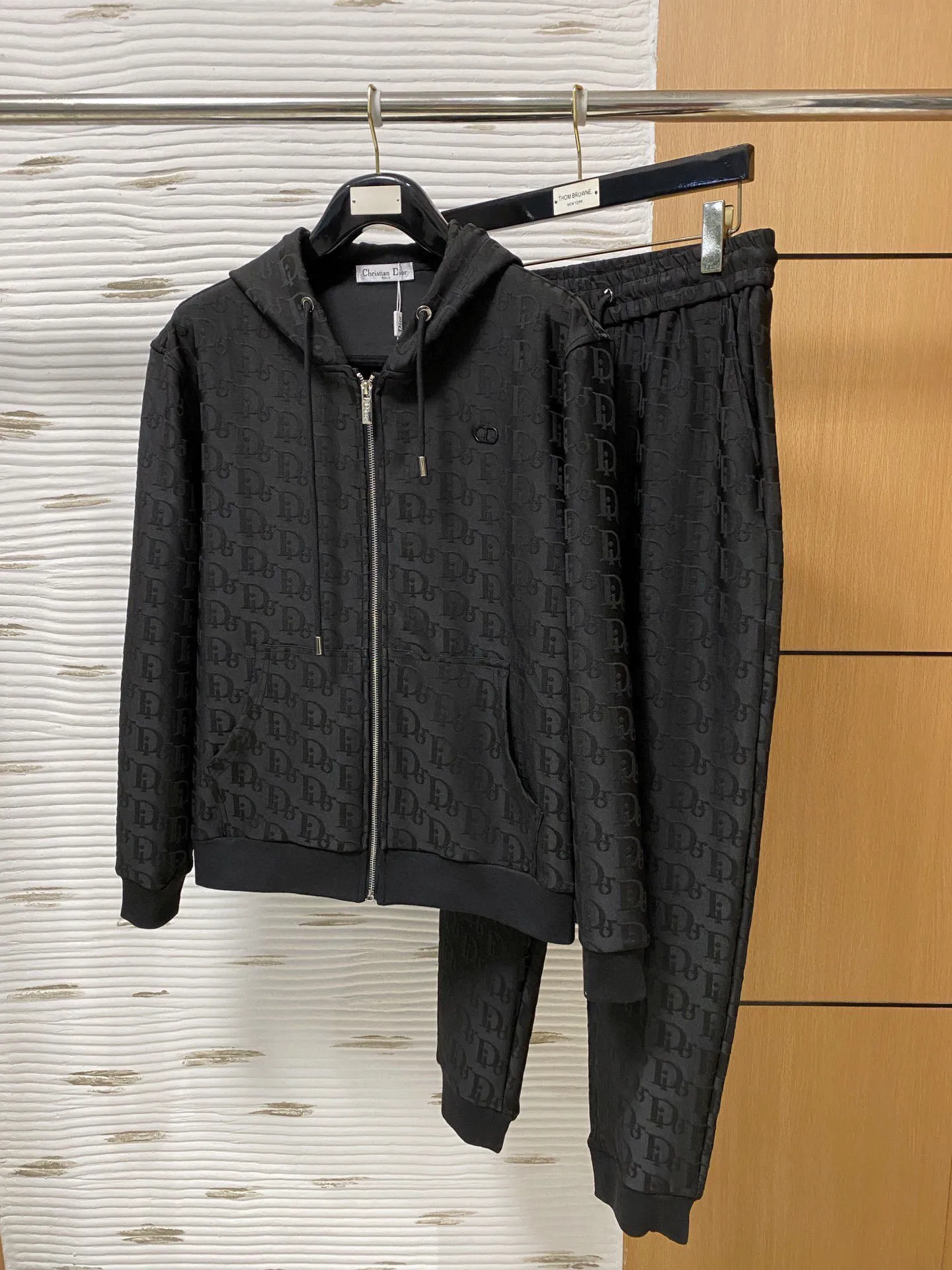 🅿️720 Dior hot-selling suit is coming. Focus on the original version of the official website. 2025 new hot-selling cardigan suit. The original order is the best. 🇭🇰The meticulous work of top designers. It has a fitting and perfect upper body effect. All-natural high-quality Tencel Roman cotton 100%, close-fitting comfort, noble and elegant! Original hardware embodies elegance and nobility! Counter size: M-3XL (maximum wear up to 190 pounds)